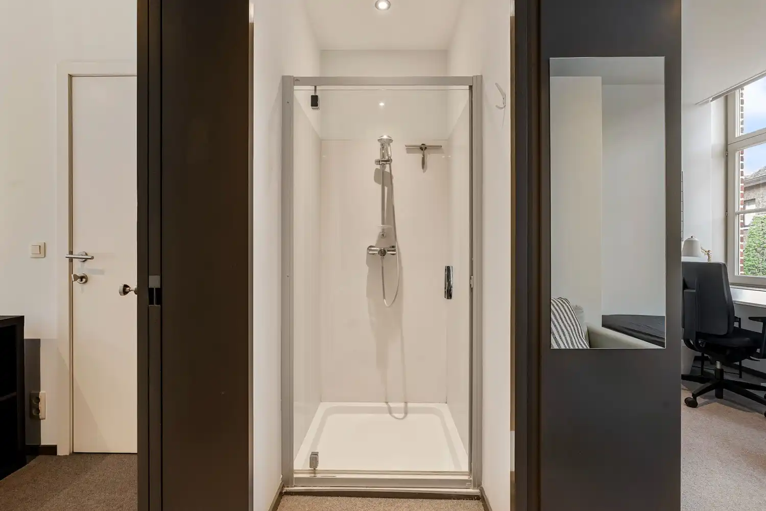 Grondig en stijlvol gerenoveerde burgerwoning met 5 slaapkamers, 3 badkamers en een tuin te centrum Leuven! foto 23