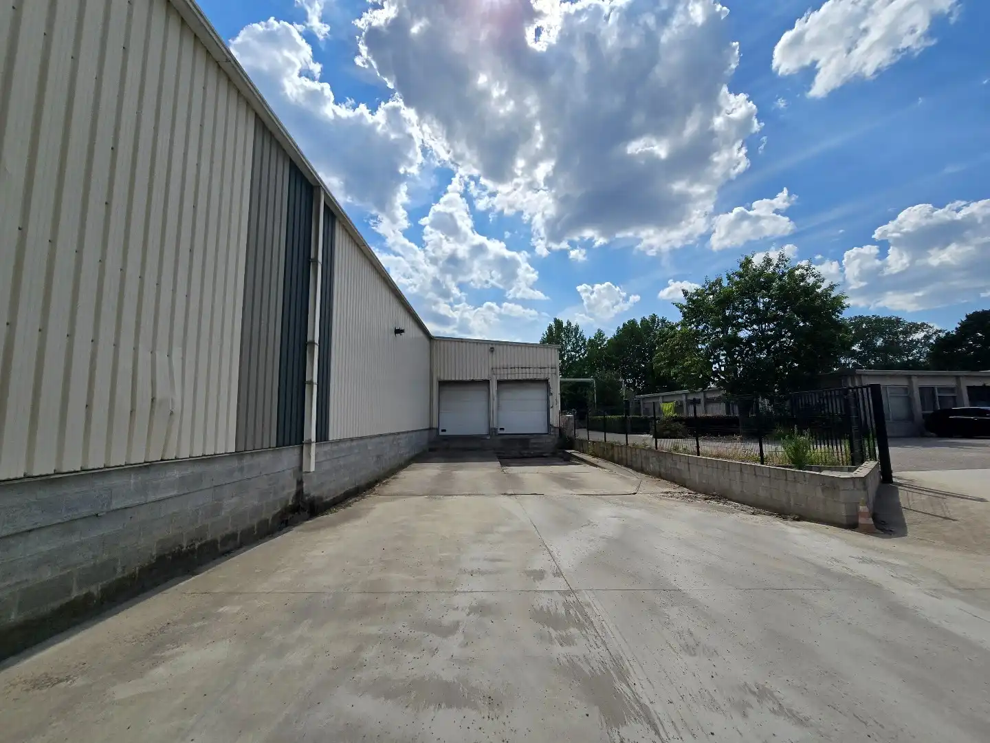 Ruime magazijn-/bedrijfsruimte van ca. 1.200 m² met 5 sectionaalpoorten en 3 laadkades op goed bereikbaar industrieterrein foto 34