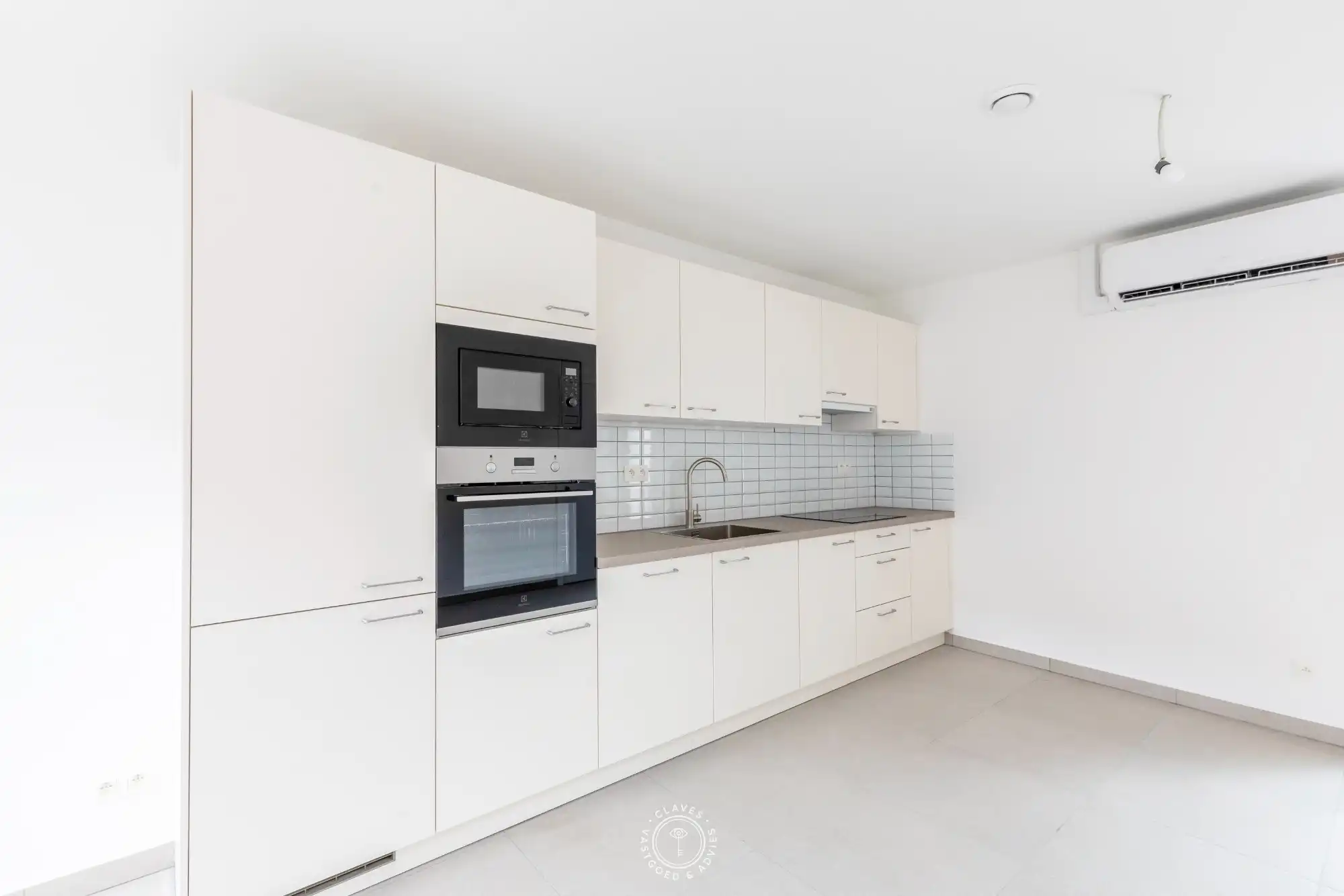 Bijzonder aangenaam en gerenoveerd appartement met terras in hartje Lokeren foto 4