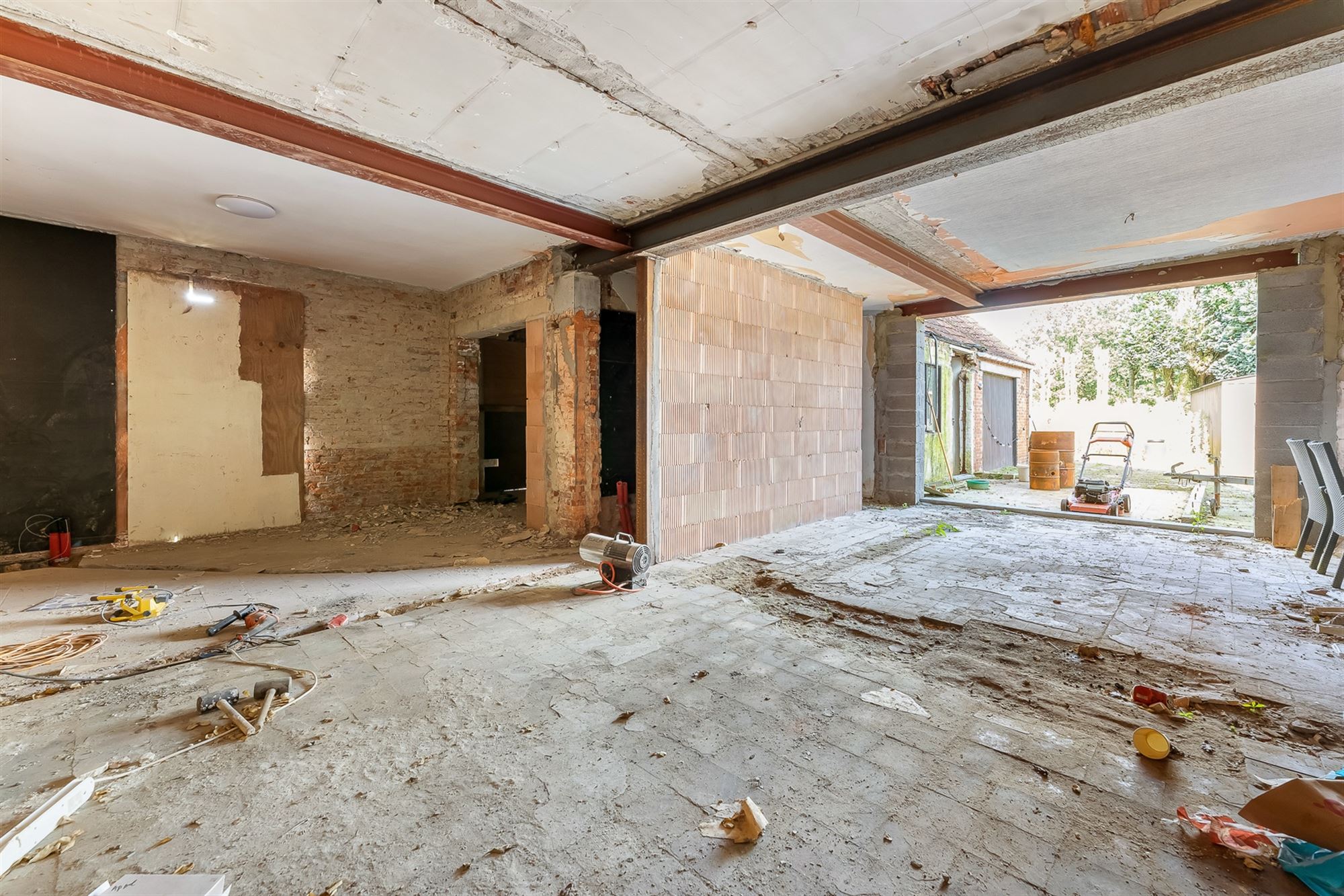 WONING ALS RENOVATIEPROJECT OP ZEER GOEDE LOCATIE TE ZONHOVEN foto 7