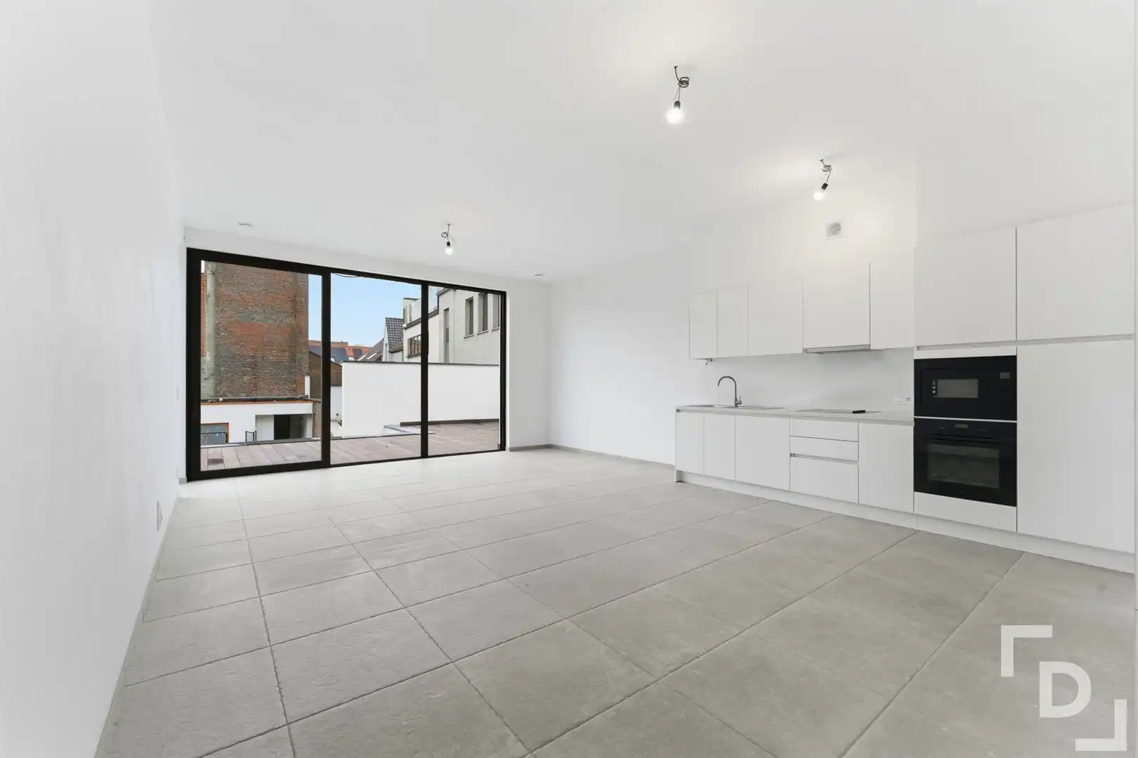 Nieuwbouwappartement met ruim terras te koop in centrum Ieper. foto 2