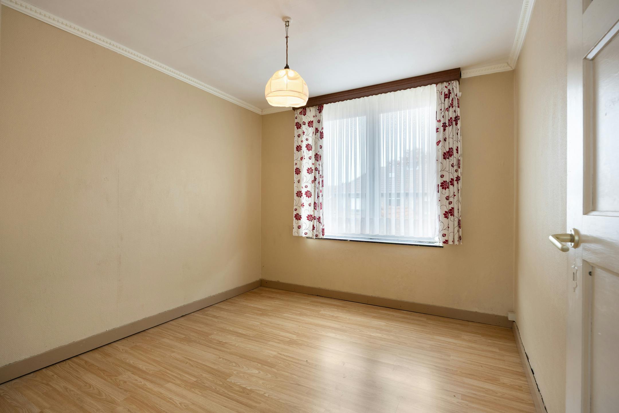 Te renoveren woning met zonnige tuin in Genk foto 11