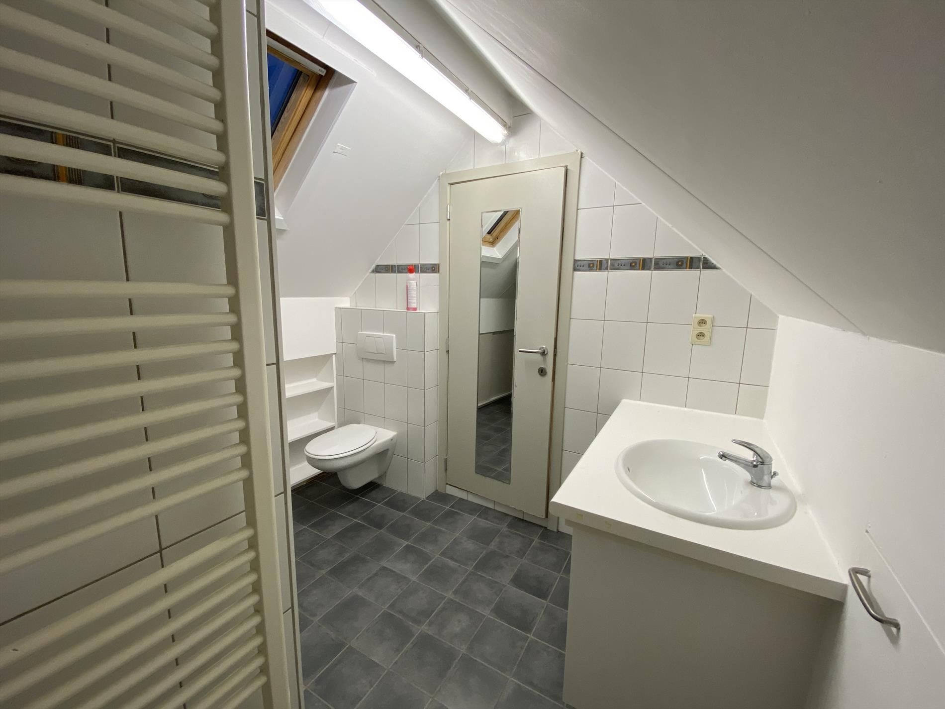 Instapklare studio met autostaanplaats in OLV Olen ! foto 12