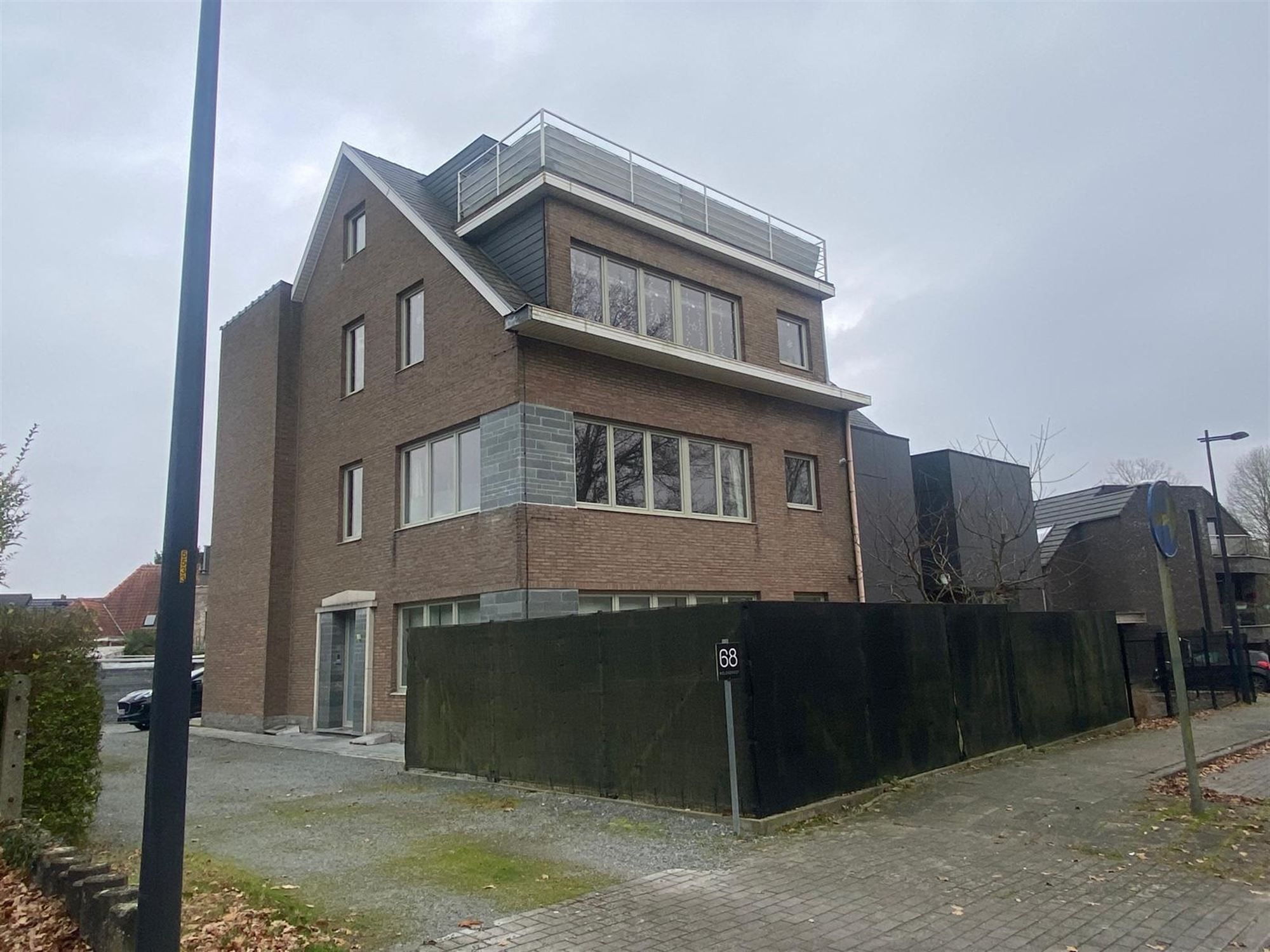 Prachtig appartement met drie ruime slaapkamers en twee terrassen foto {{pictureIndex}}