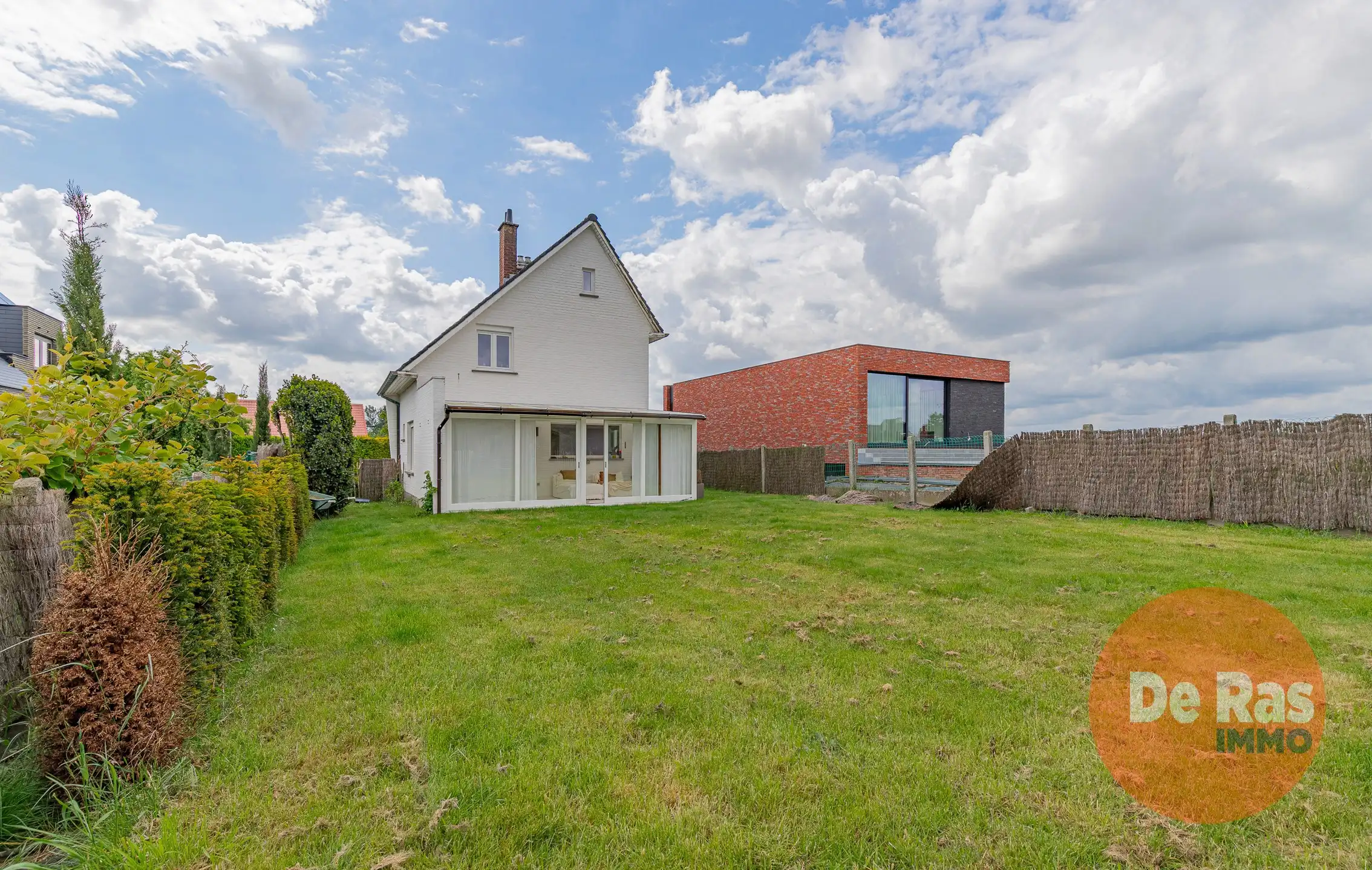 HERZELE- Gerenoveerde villa in een groen kader nabij centrum foto 19