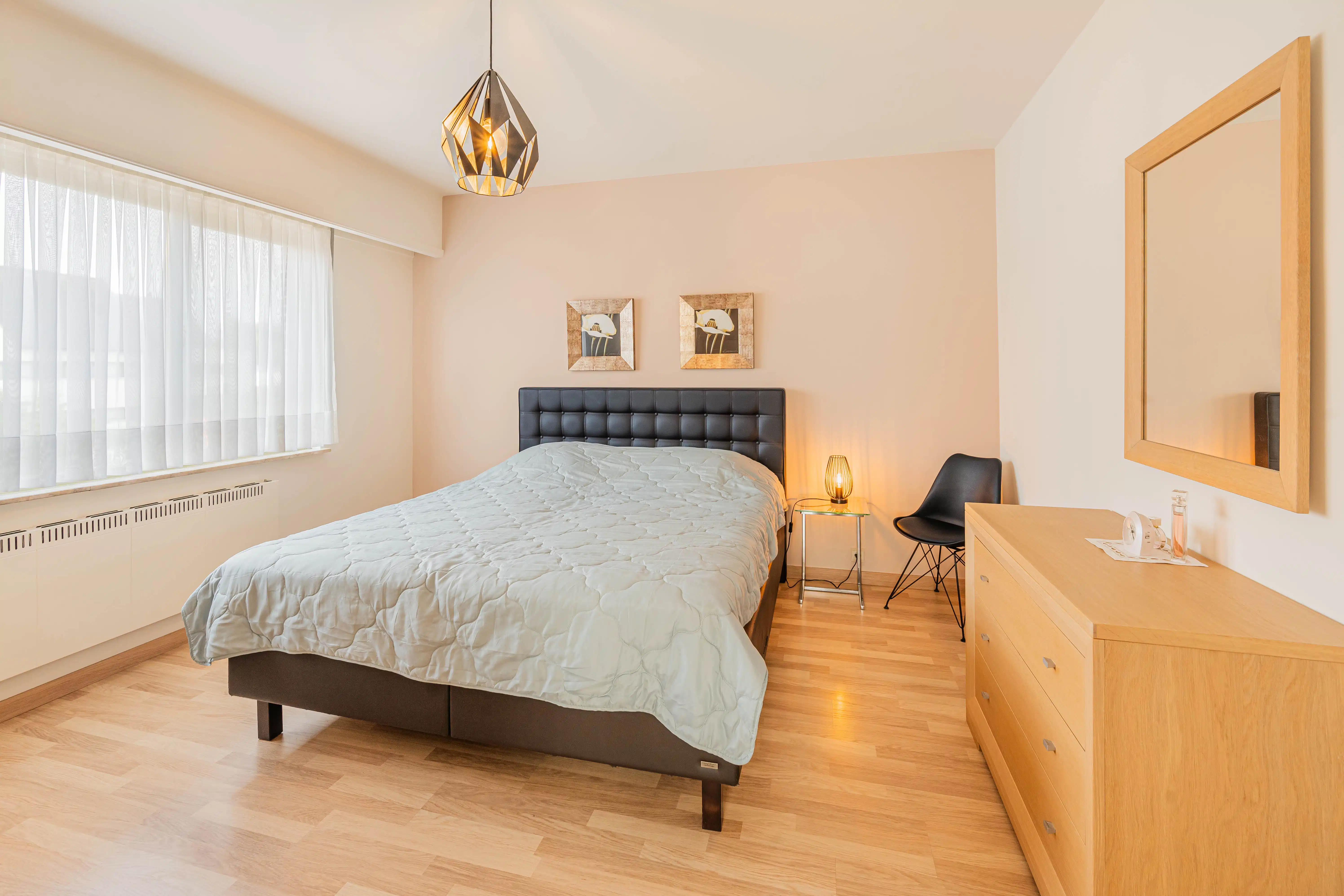 Kwalitatieve woning met 3 autostaanplaatsen in de garage! foto 15