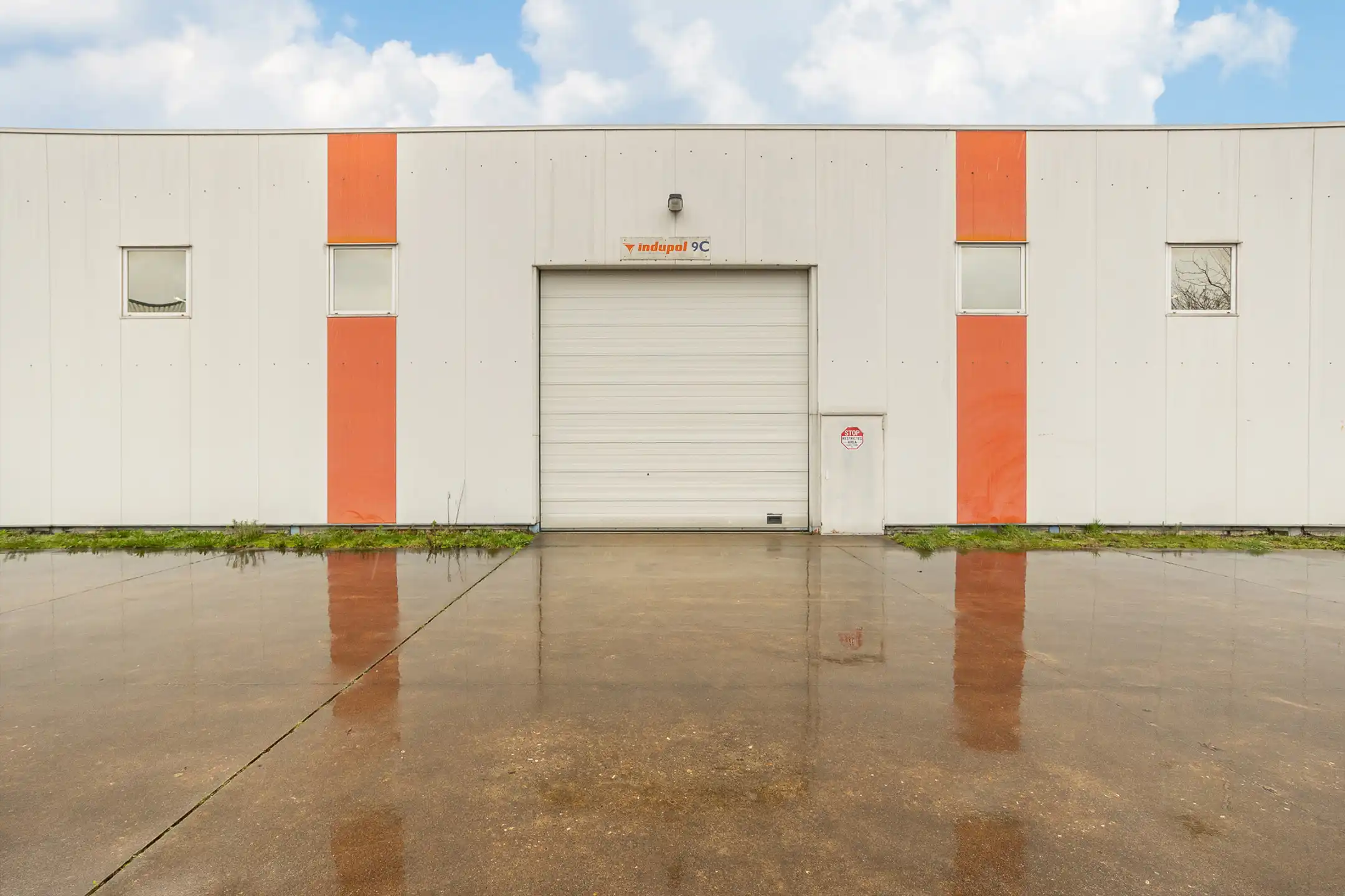 Magazijnen te huur met kantoor foto {{pictureIndex}}