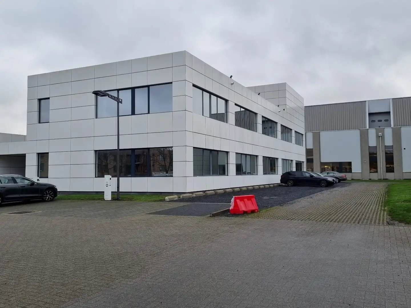 GLV kantoren - 527 m² + 25 parkings - nabij E 313 foto 16