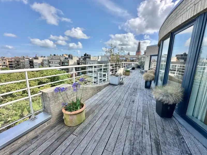 Exclusieve penthouse met 2 slaapkamers, royaal zonneterras en uniek groen uitzicht foto {{pictureIndex}}