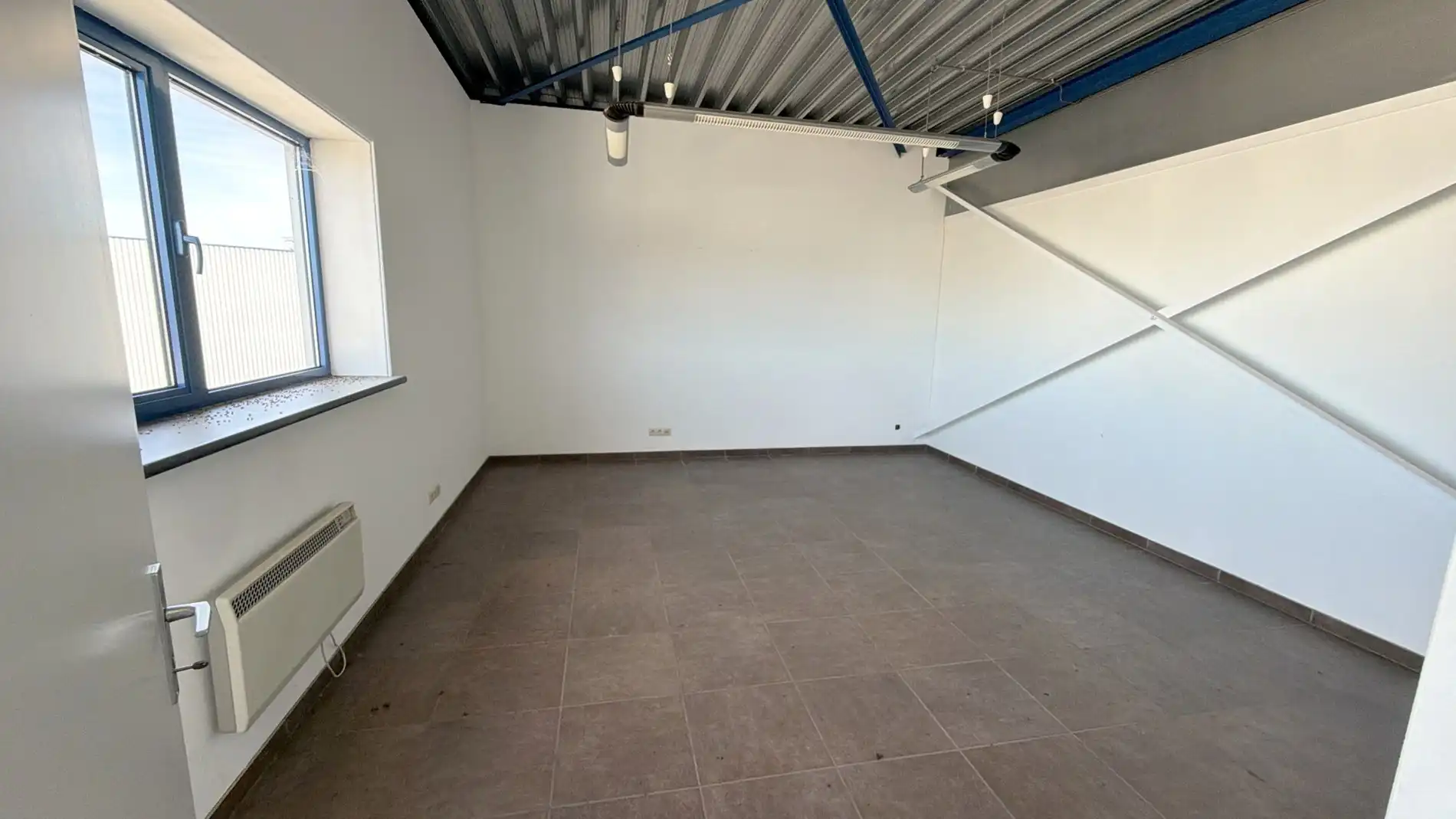 Logistiek bedrijfspand te huur nabij N16 in Temse foto 9