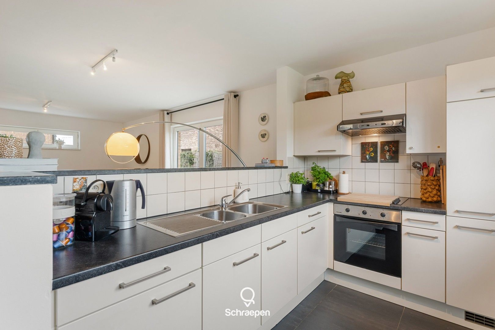 Gelijkvloers appartement met 2 slpks, onderhoudsvriendelijke tuin en garage te Zonhoven-centrum! foto 2
