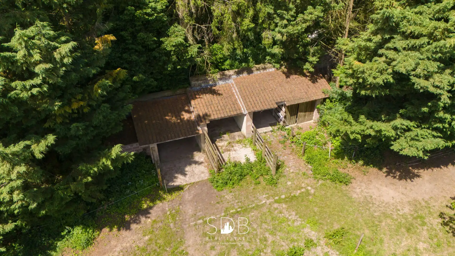 Prachtig kasteel met omringend park, weilanden en stalgebouw op circa 5hectare foto 36