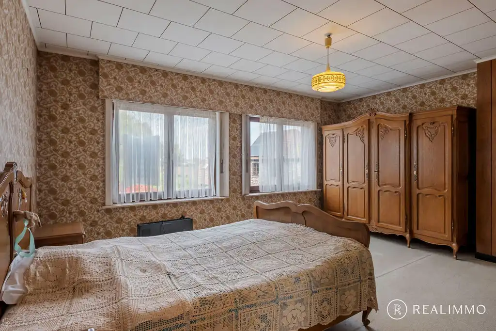 Stevige te renoveren woning in hartje Zwevegem! foto 9