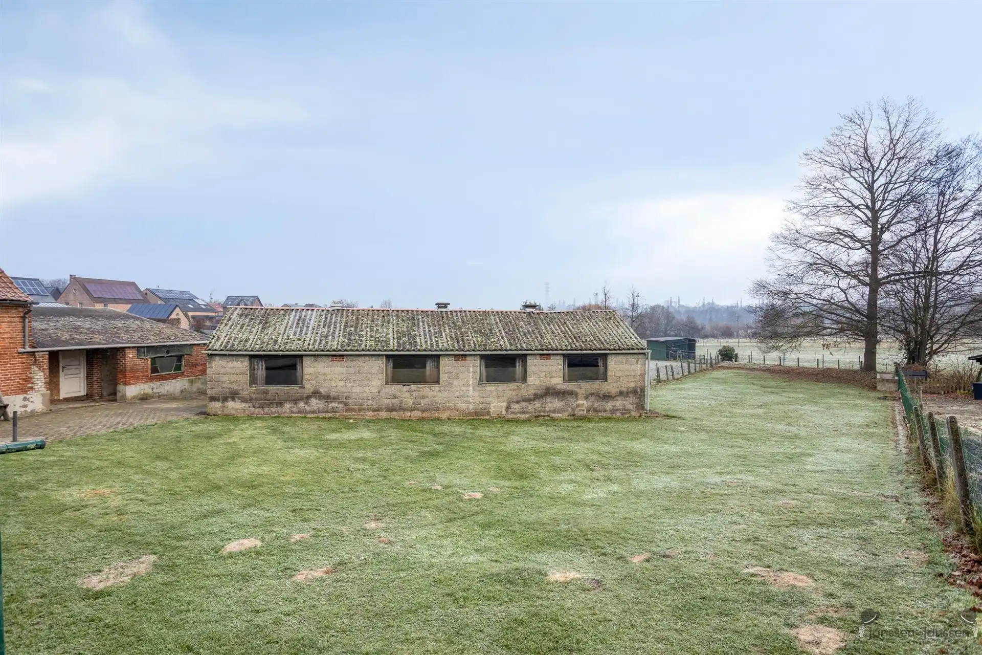 Ruime renovatiewoning met polyvalente bijgebouwen foto 29