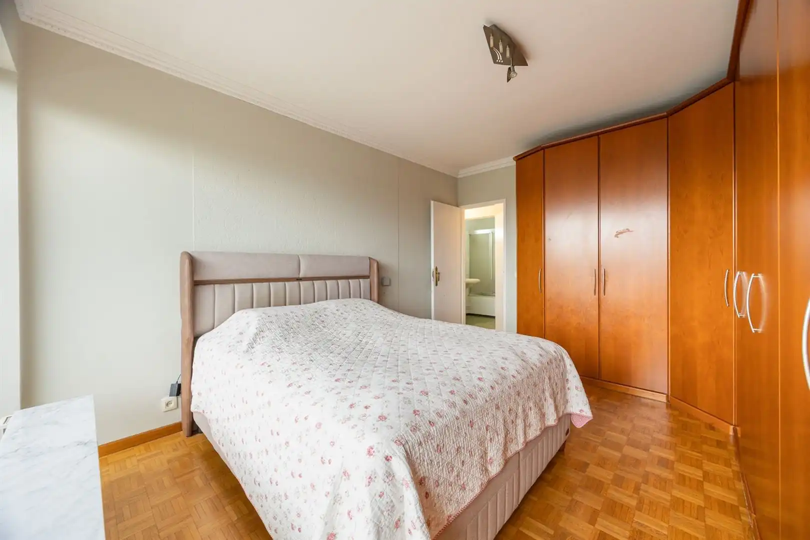 Lichtrijk 2-slaapkamerappartement met ruim terras en ondergrondse autostaanplaats foto 12