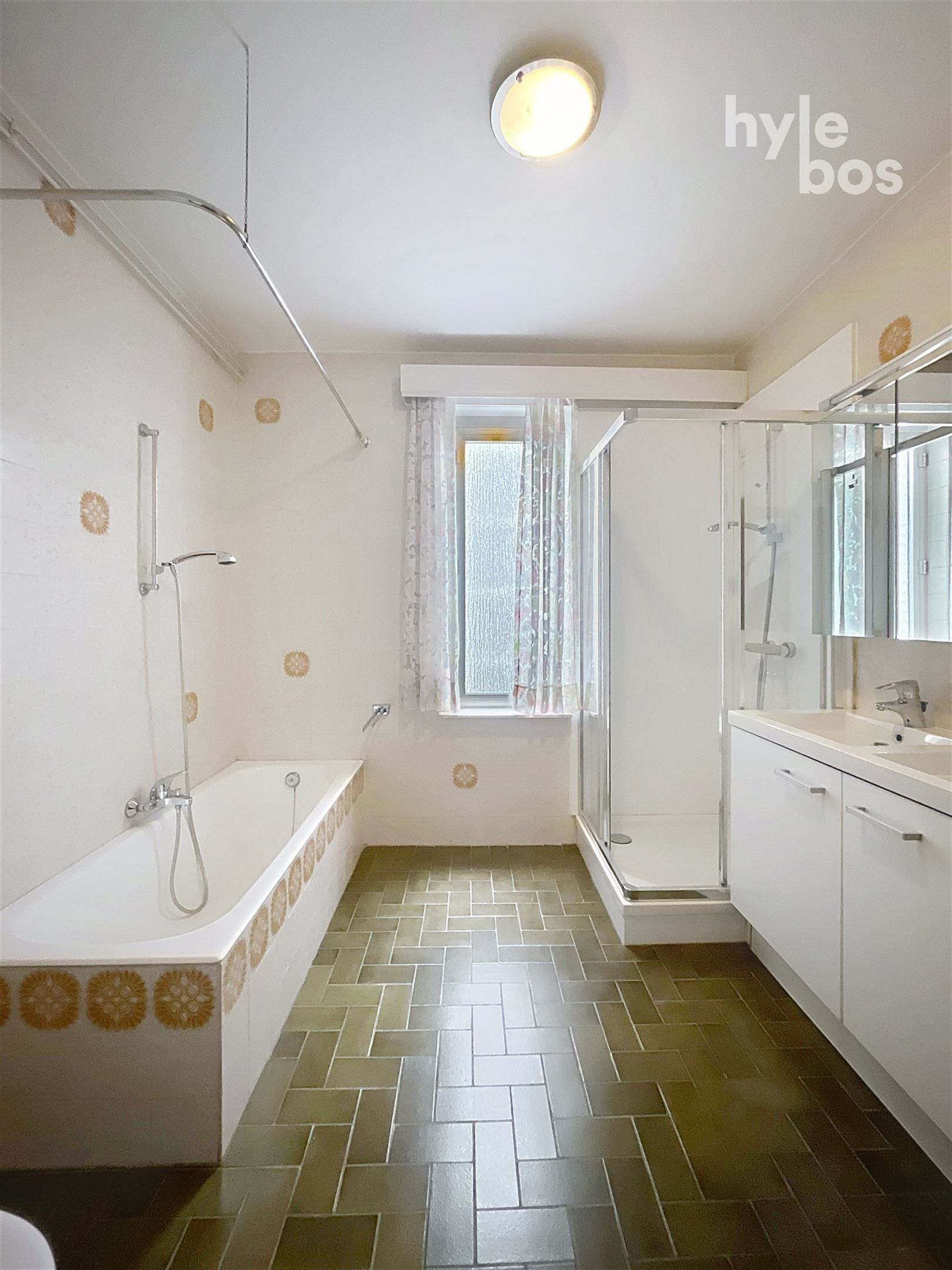 Centraal gelegen, ruim 3 slaapkamer appartement foto 10