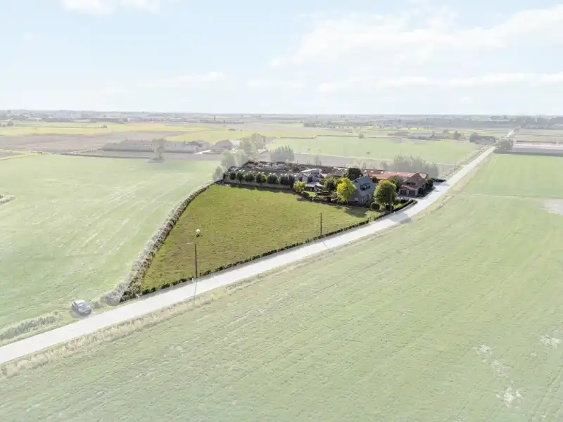 Villa met loods foto 2