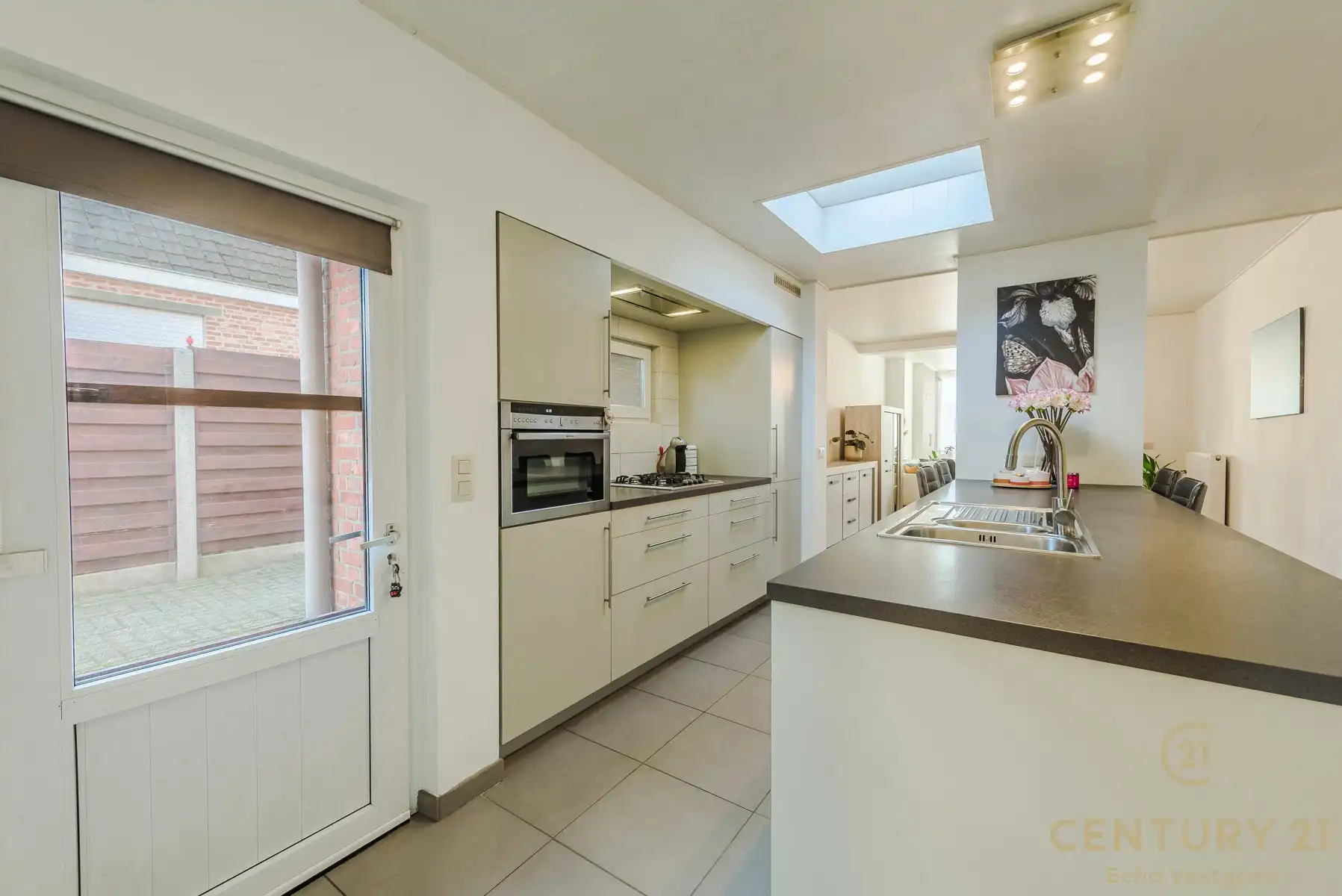 Mooie karakterwoning met tuin, parking en 3 slaapkamers foto 3