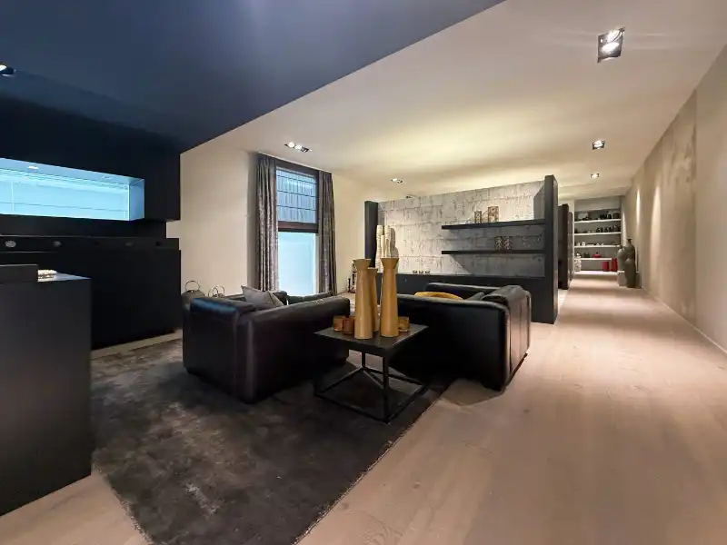 Magazijn met showroom te huur foto 8