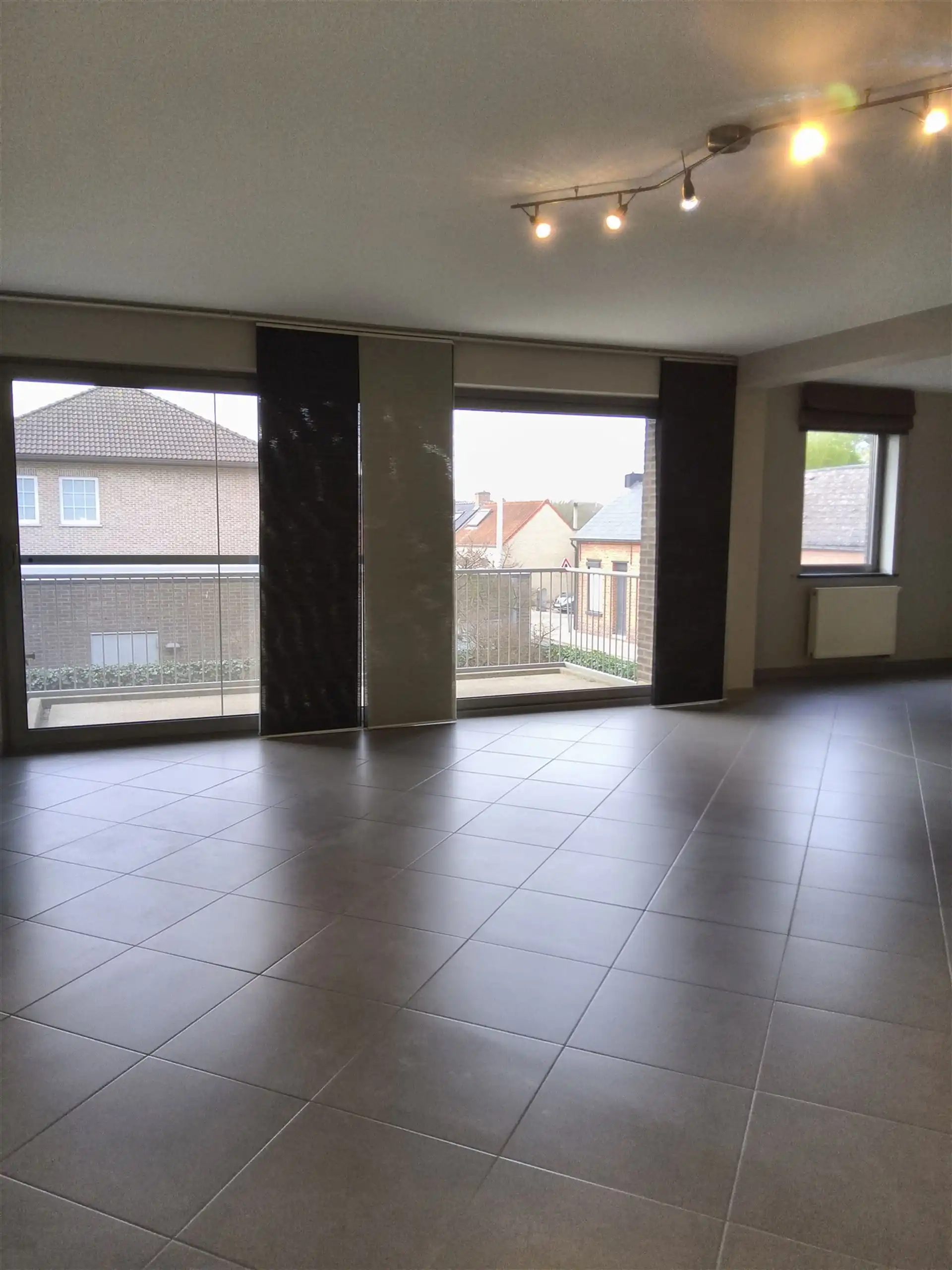 Ruim 2 slaapkamer-appartement met garage foto 2