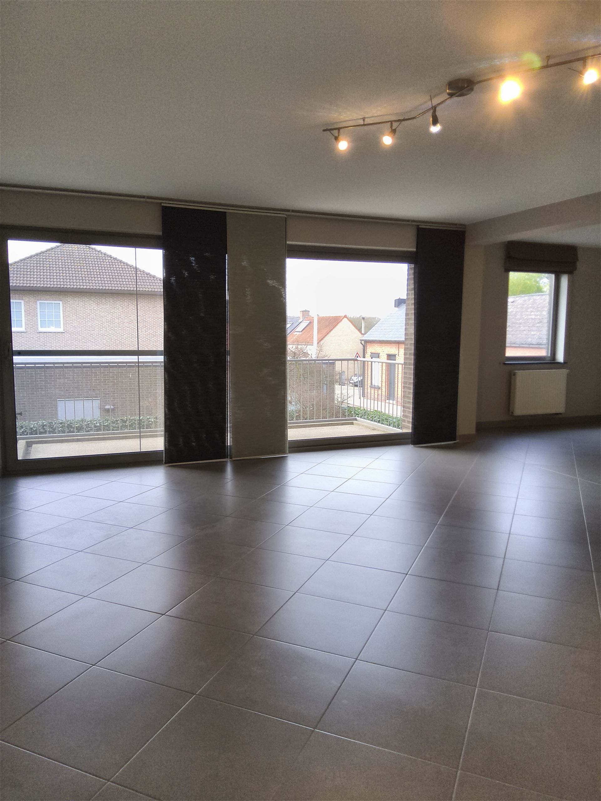 Ruim 2 slaapkamer-appartement met garage foto 2