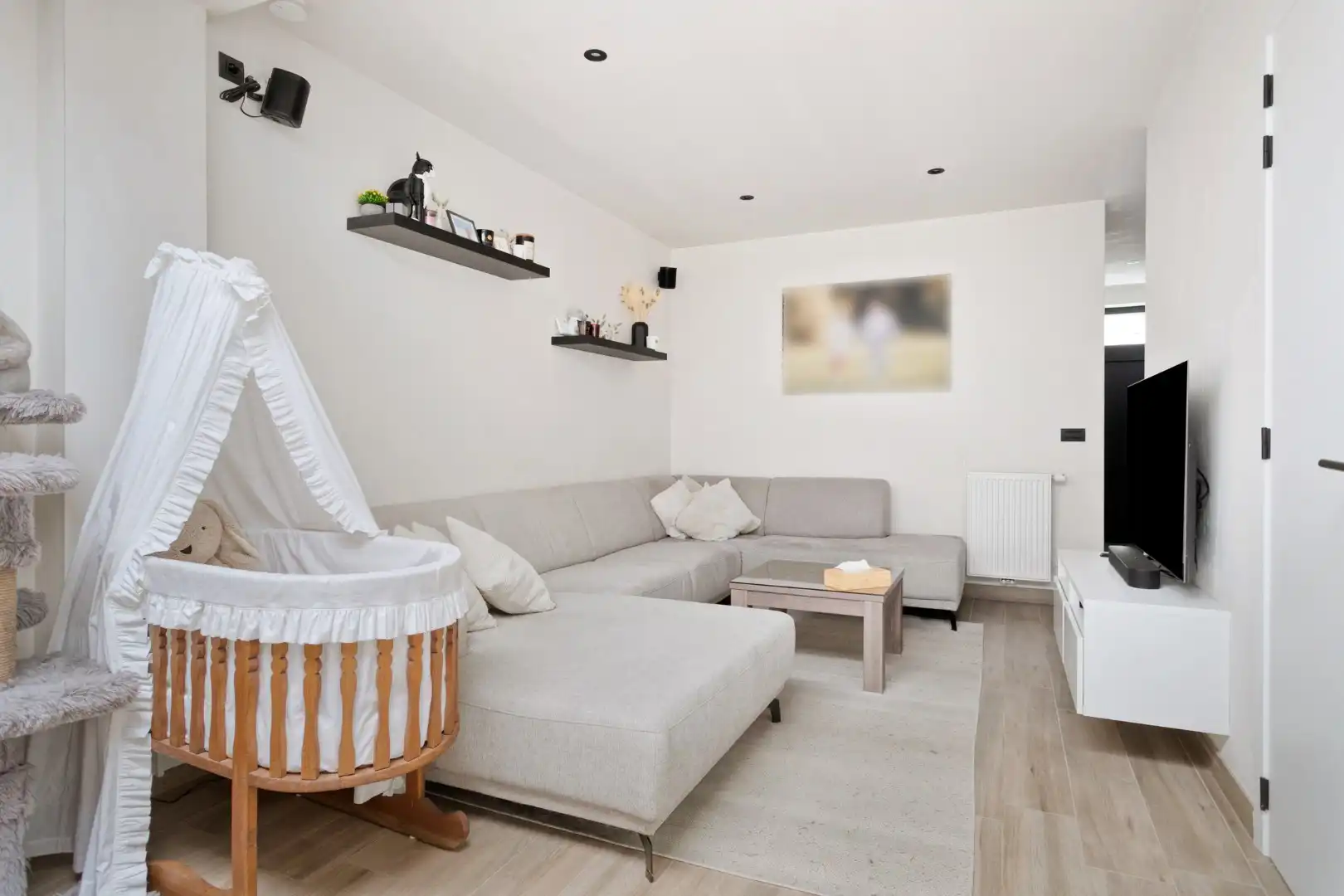 Gerenoveerde woning te koop in Heule met EPC A, conforme elektriciteit en ruime slaapkamers. foto {{pictureIndex}}