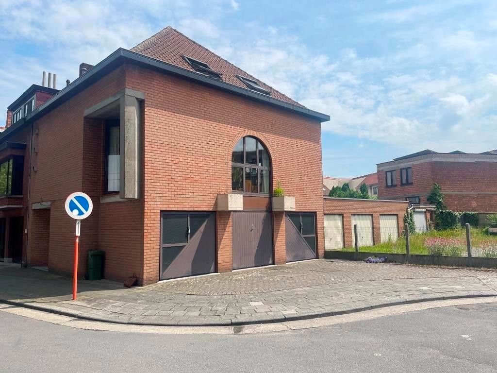 Moderne bel-étagewoning met acht garages, centrum Gentbrugge foto {{pictureIndex}}