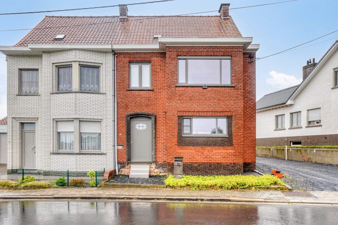 Hoofdfoto van de publicatie: Halfopen bebouwing met werkplaats en loods te koop te Vichte.