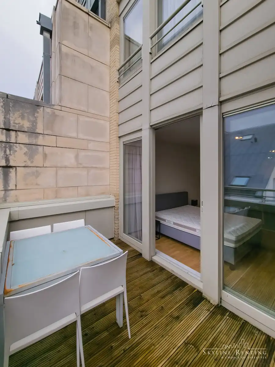 Mooi gemeubelde studio met terras bij EU-Parlement foto 7