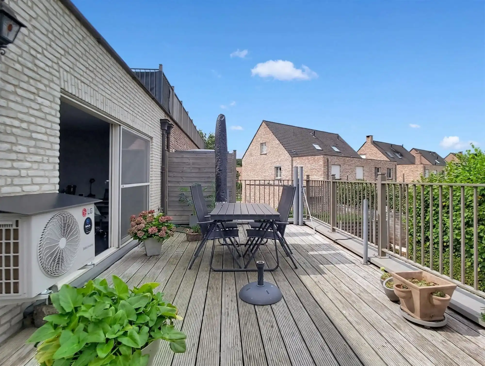 Ruim en verzorgd appartement met 2 slaapkamers, terras en autostaanplaats in centrum Itegem foto 2