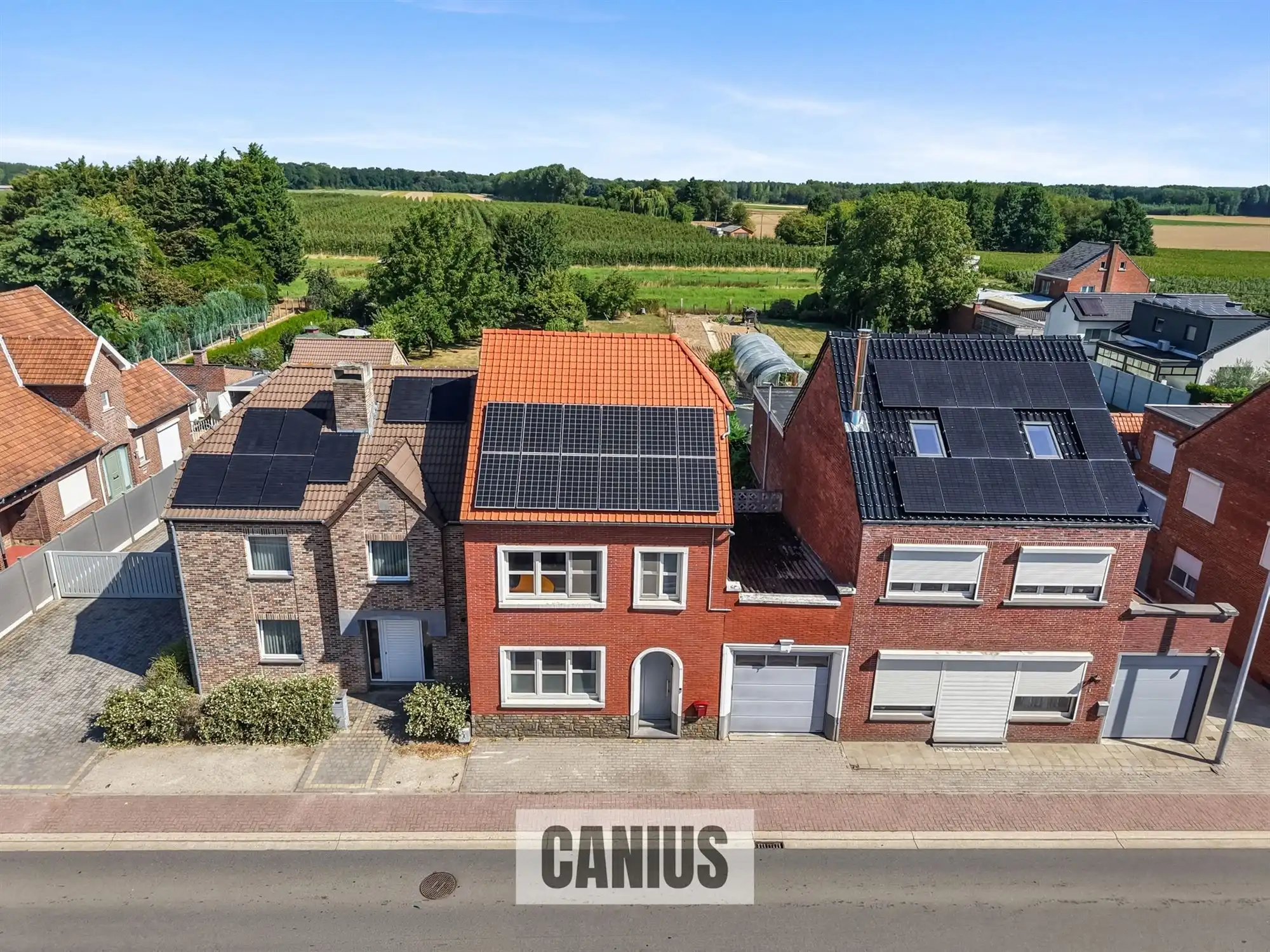 CHARMANTE, GERENOVEERDE WONING MET 2 SLPK foto 2