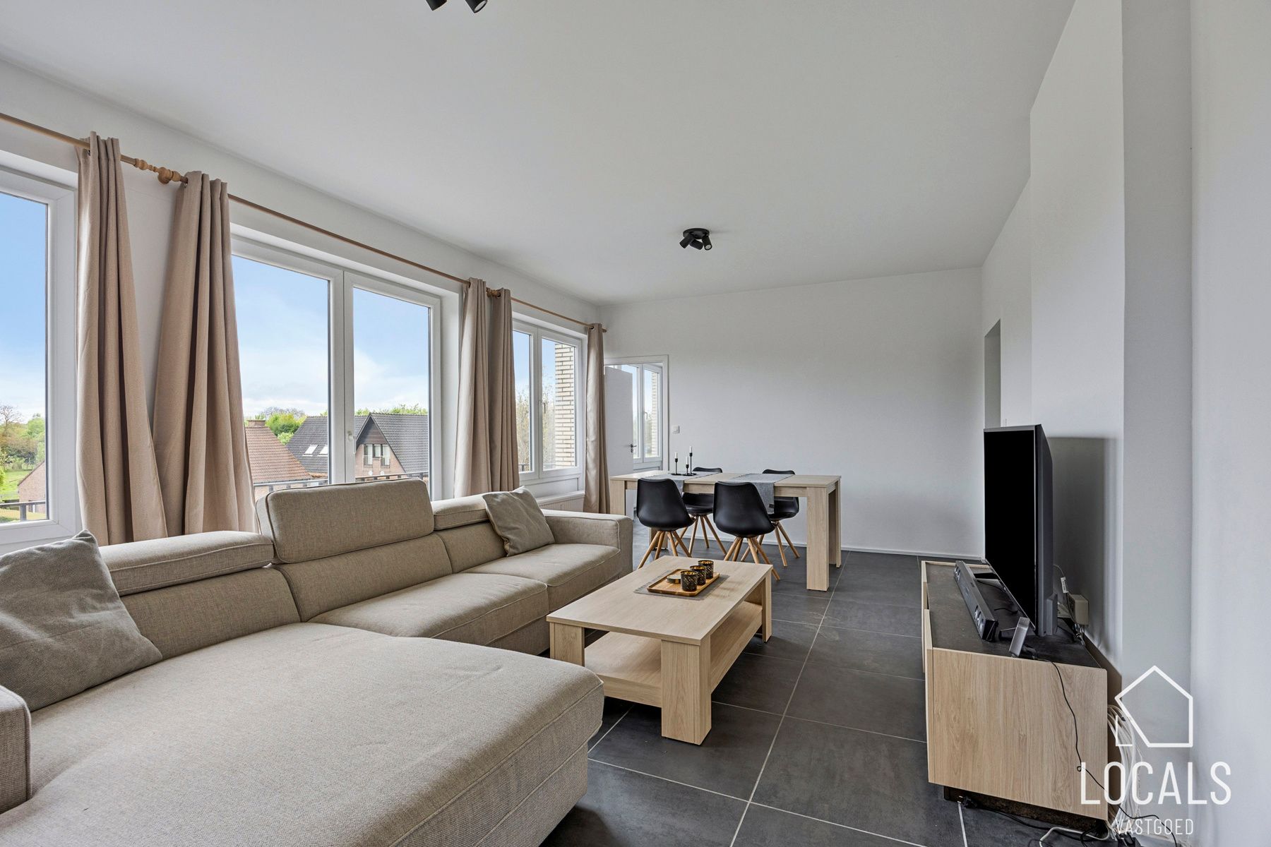Mooi gerenoveerd 3-slaapkamerappartement te Nieuwerkerken foto 2