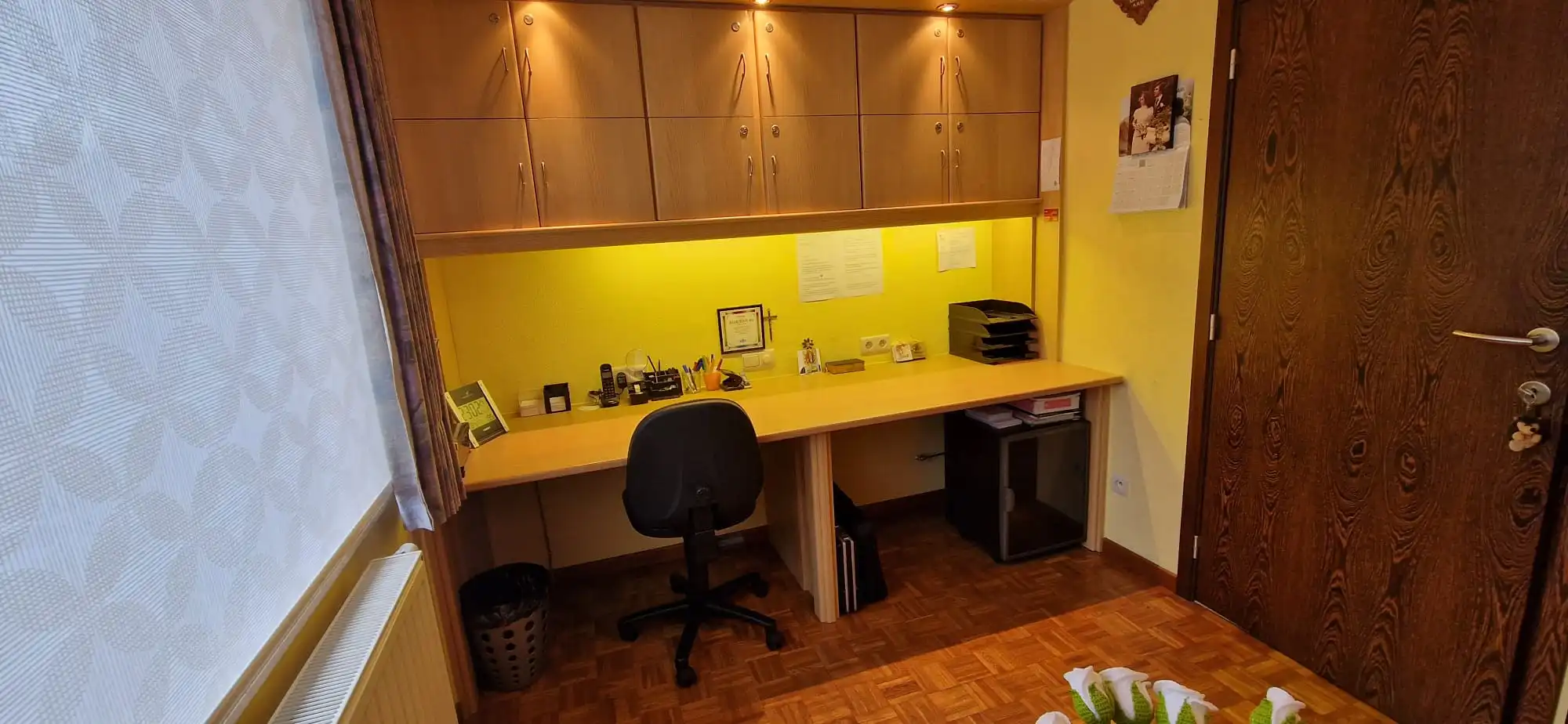 Ruime woning met veel lichtinval, volledig onderkelderd en prachtige tuin foto 5