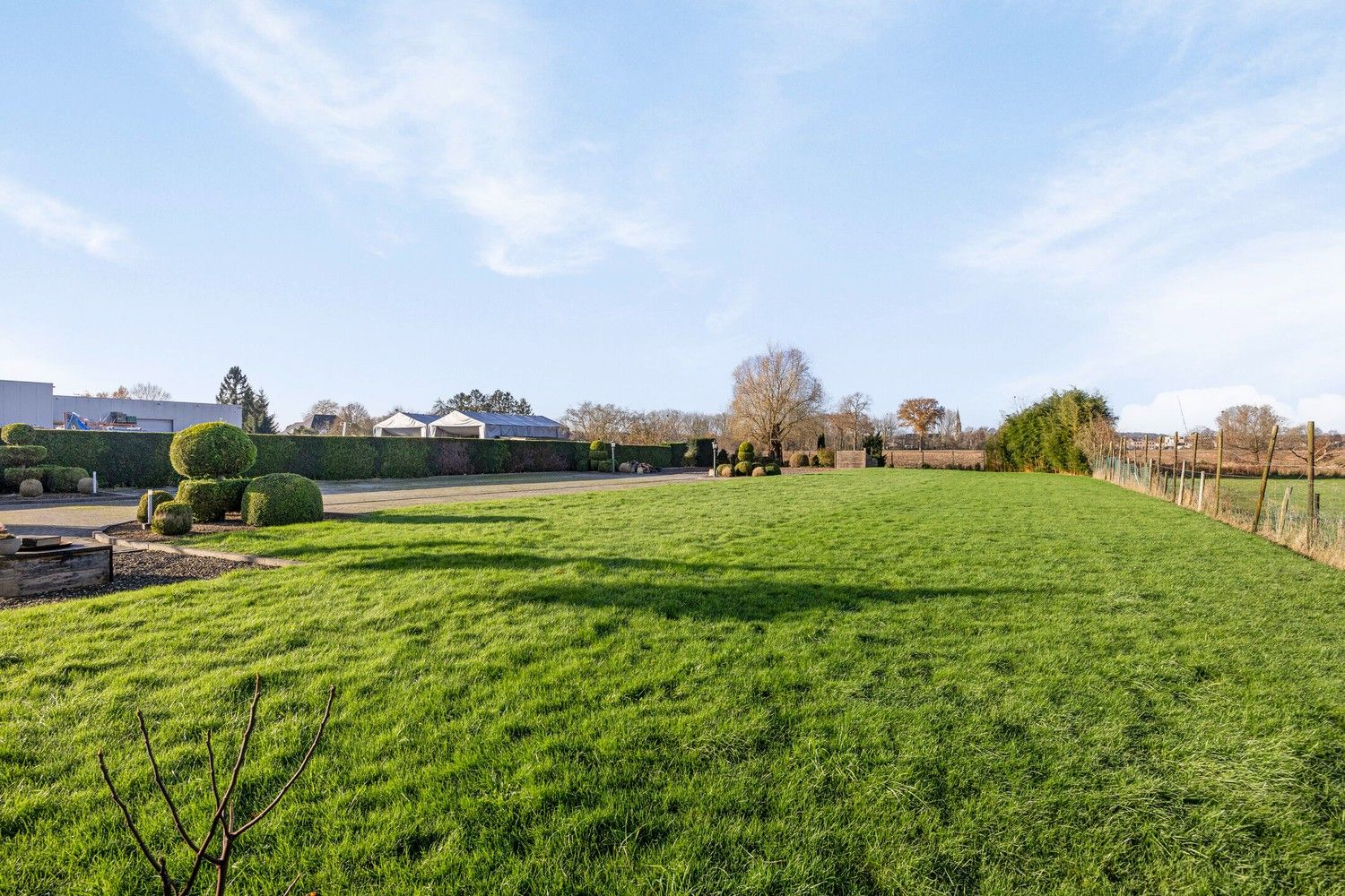 Bedrijfspand met woonst op perceel met commerciële mogelijkheden (ca. 38a) foto 10