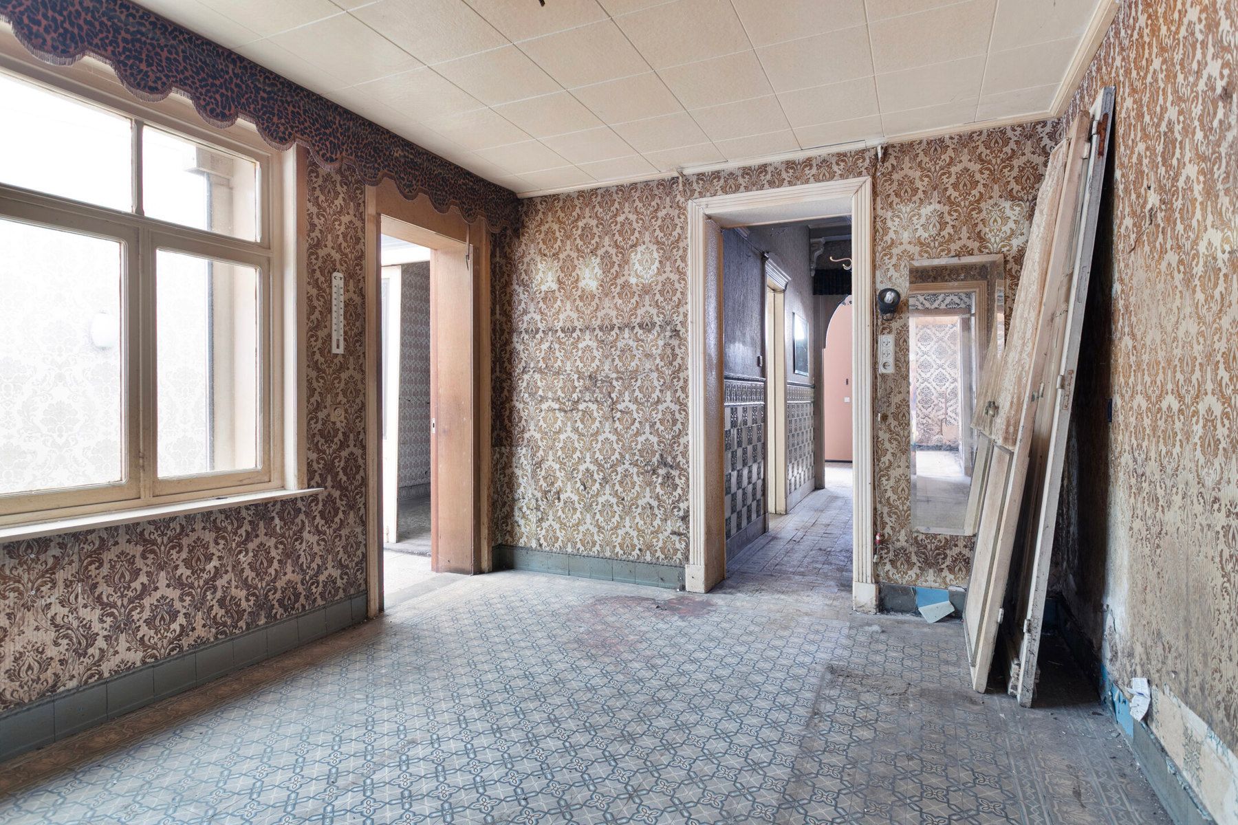 Te renoveren woning met zeer grote garage ! foto 3