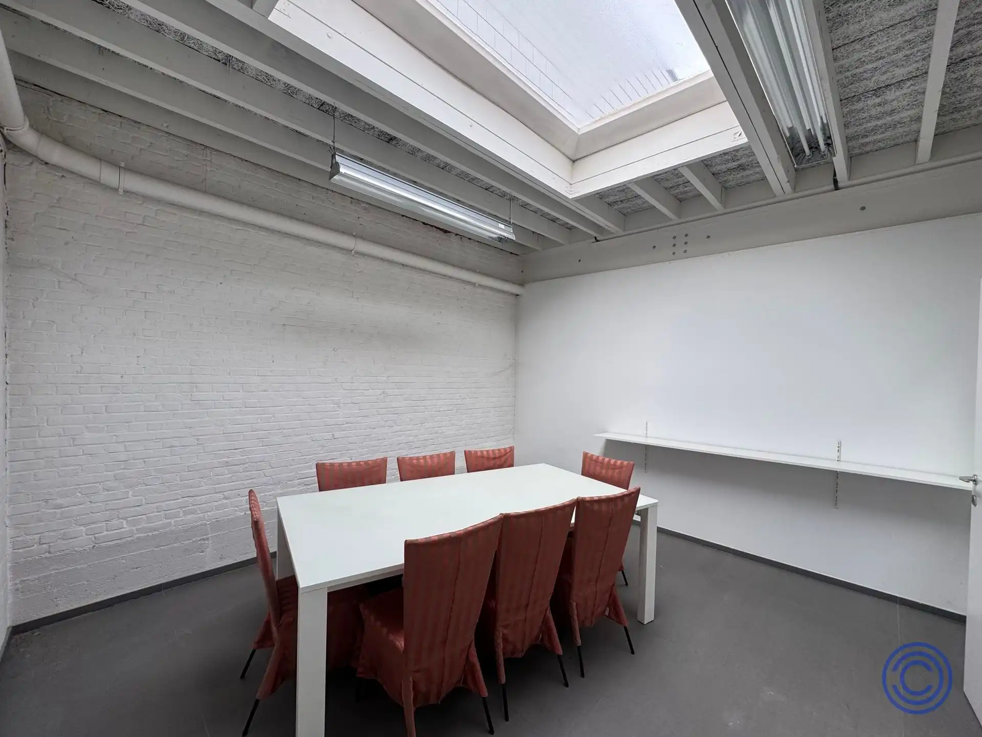 Magazijn met kantoorruimte te huur op toplocatie – perfect voor efficiënte bedrijfsactiviteiten. foto 9