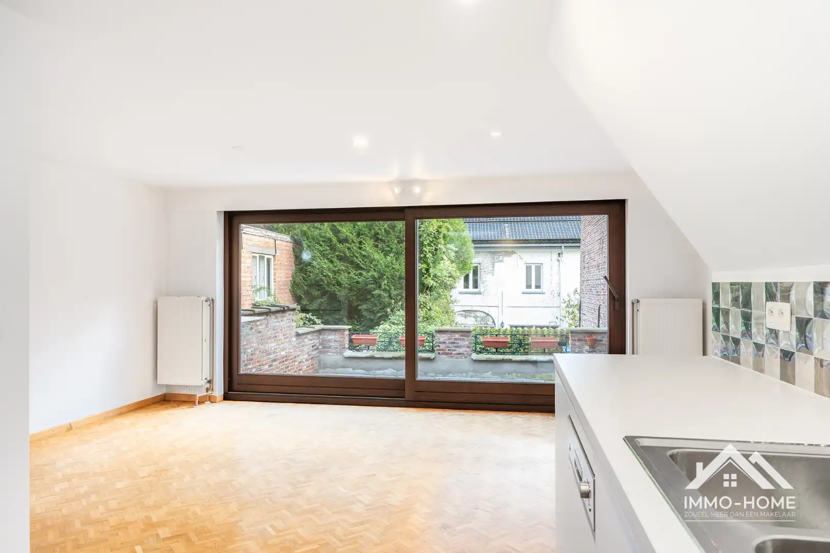 Karaktervol opbrengsteigendom in hartje Lokeren met studio en duplex appartement! foto 2