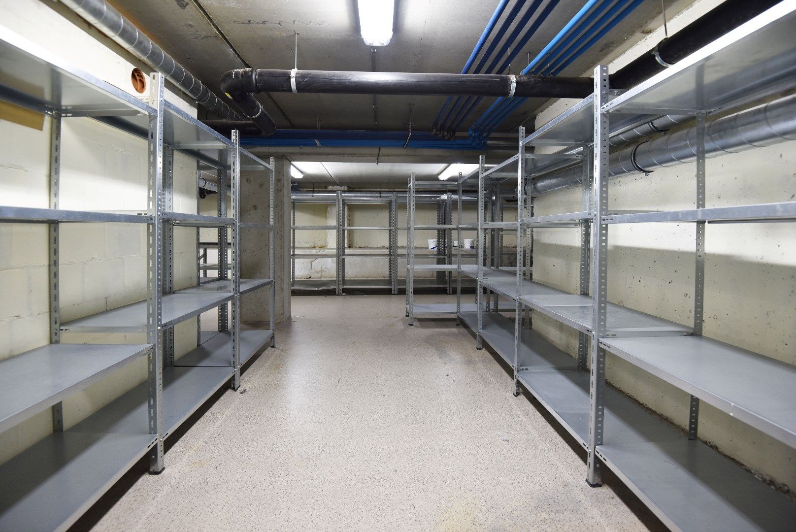 Instapklaar handelspand op commerciële topligging te Eeklo centrum foto 10