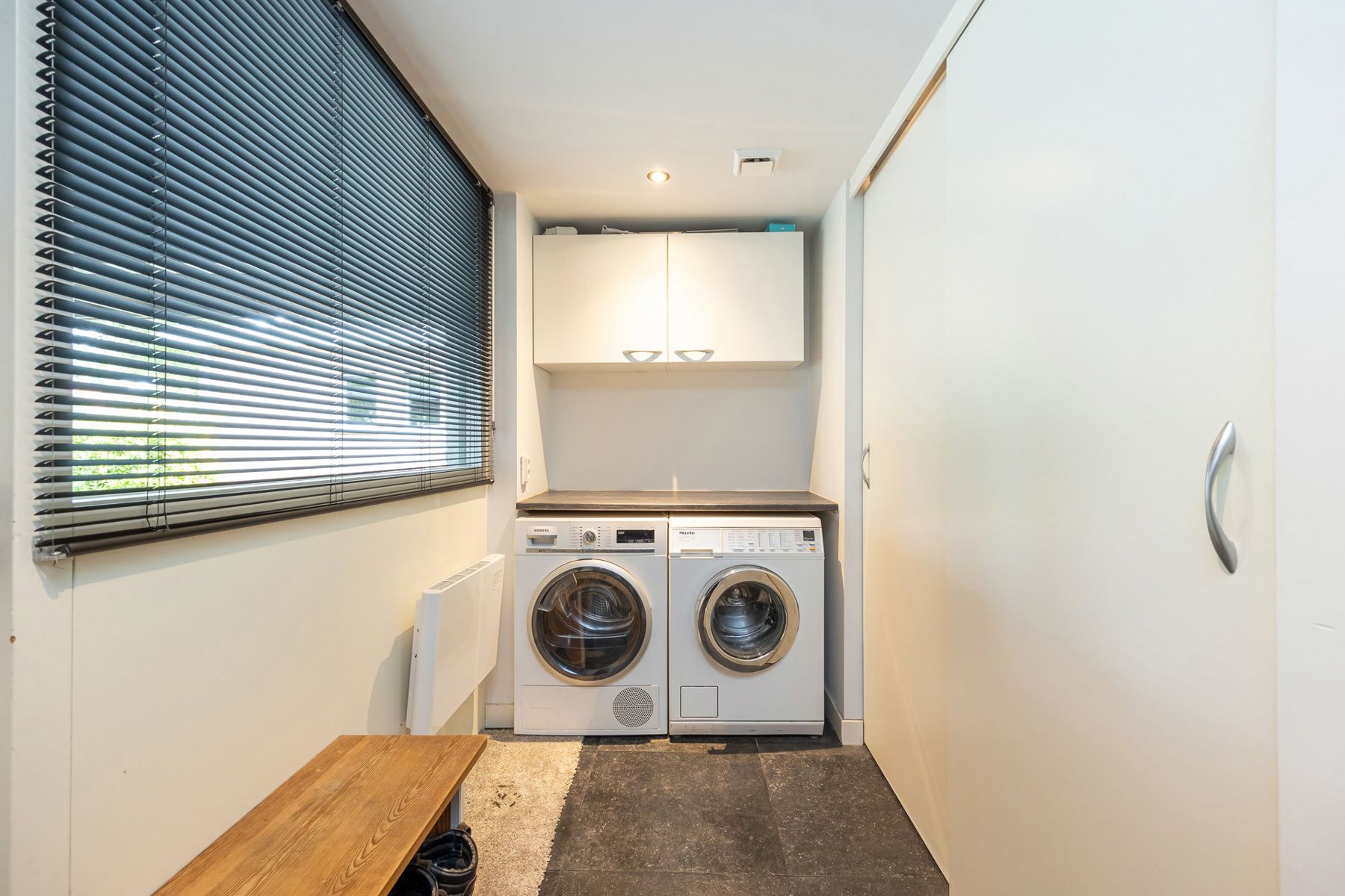 Gerenoveerde gezinswoning met zonrijke tuin op ca 1.081 m². foto 3