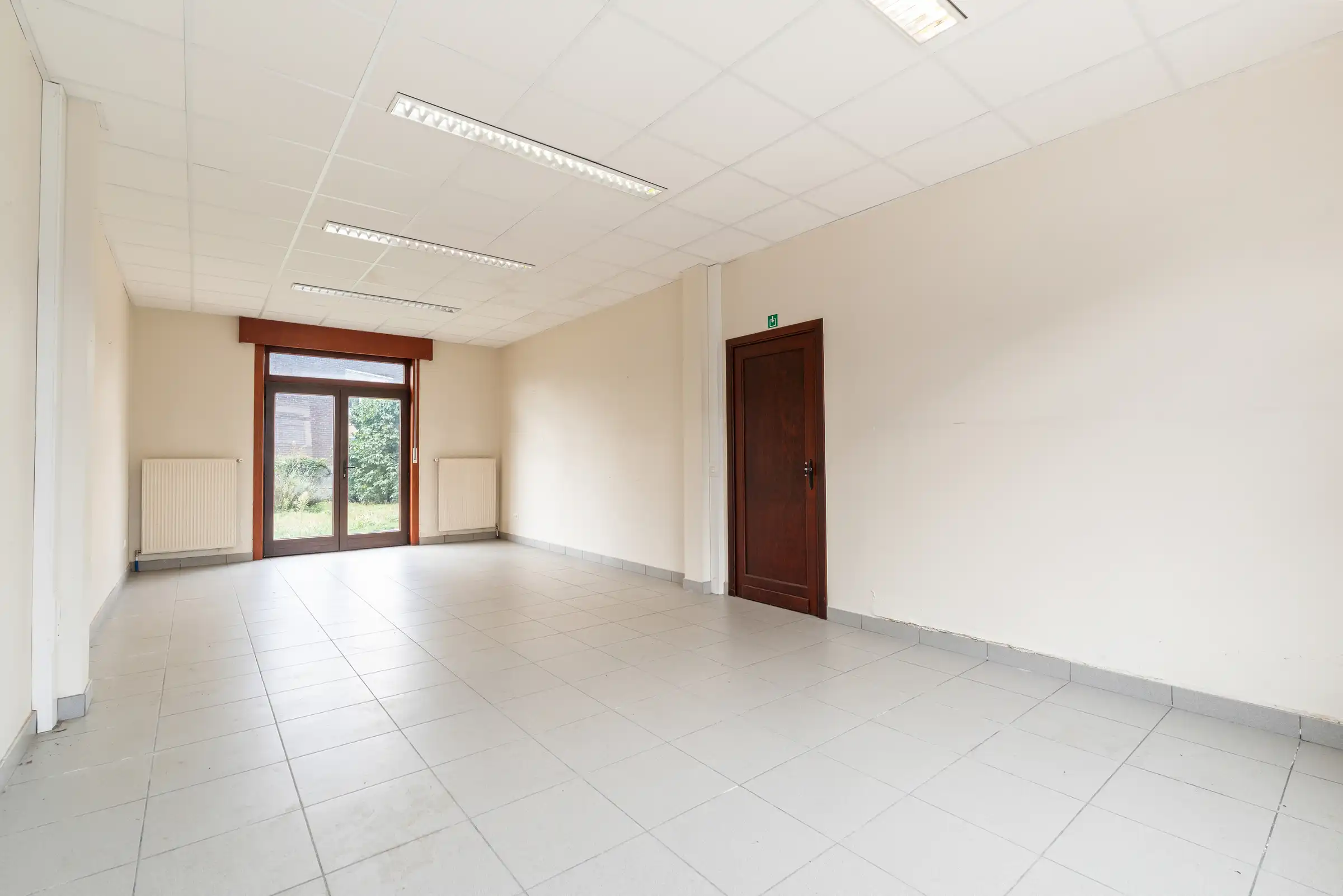Voormalige pastorij op 520 m² met garage foto 3