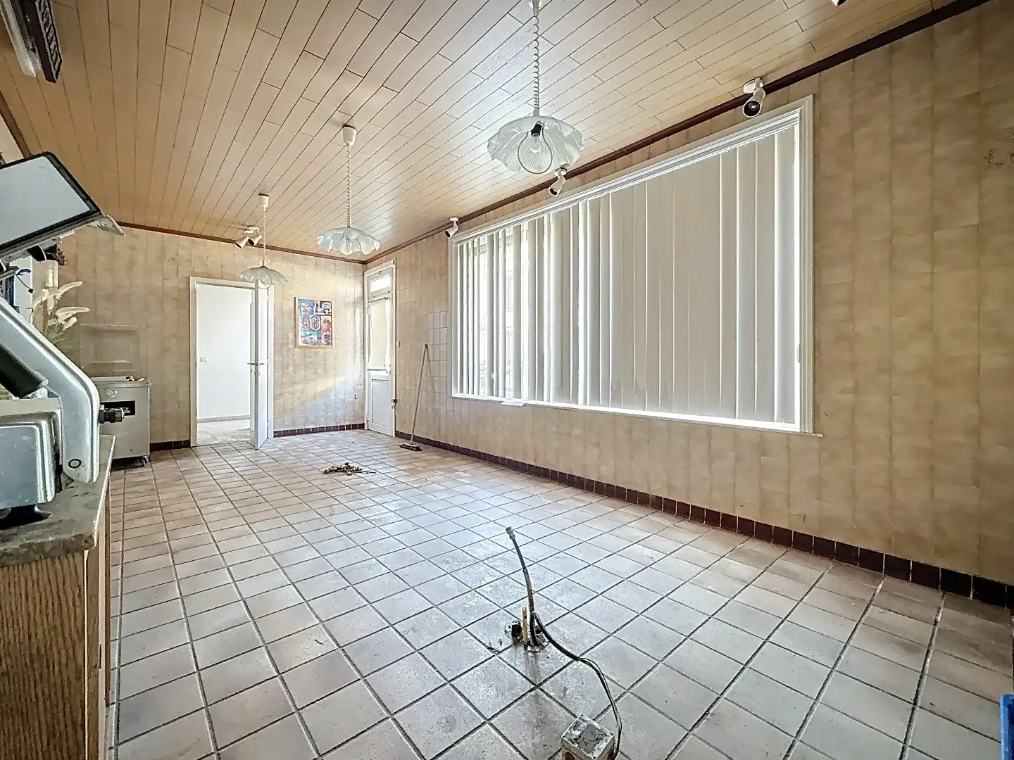 Ruime woonst met handels- of kantoorruimte te koop foto 8