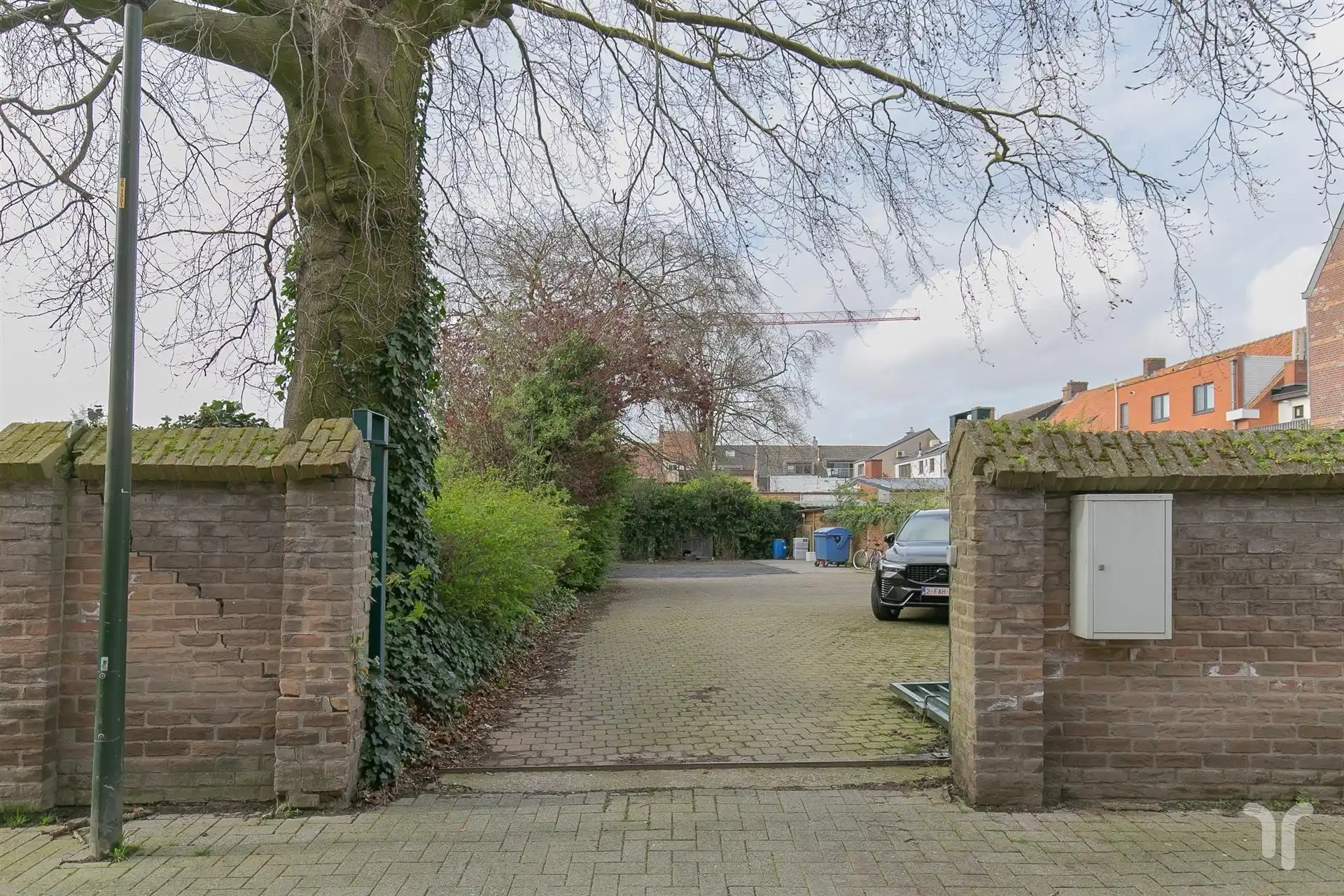 Commercieel gelegen kantoorgebouw met parking, uitweg en appartement met 3 slaapkamers. foto 12