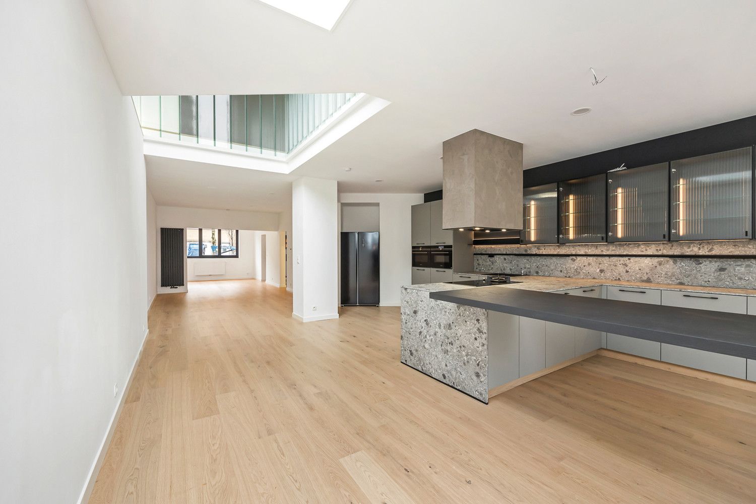 Riante volledig gerenoveerde 5-slk-woning met tuin (EPC A) foto {{pictureIndex}}