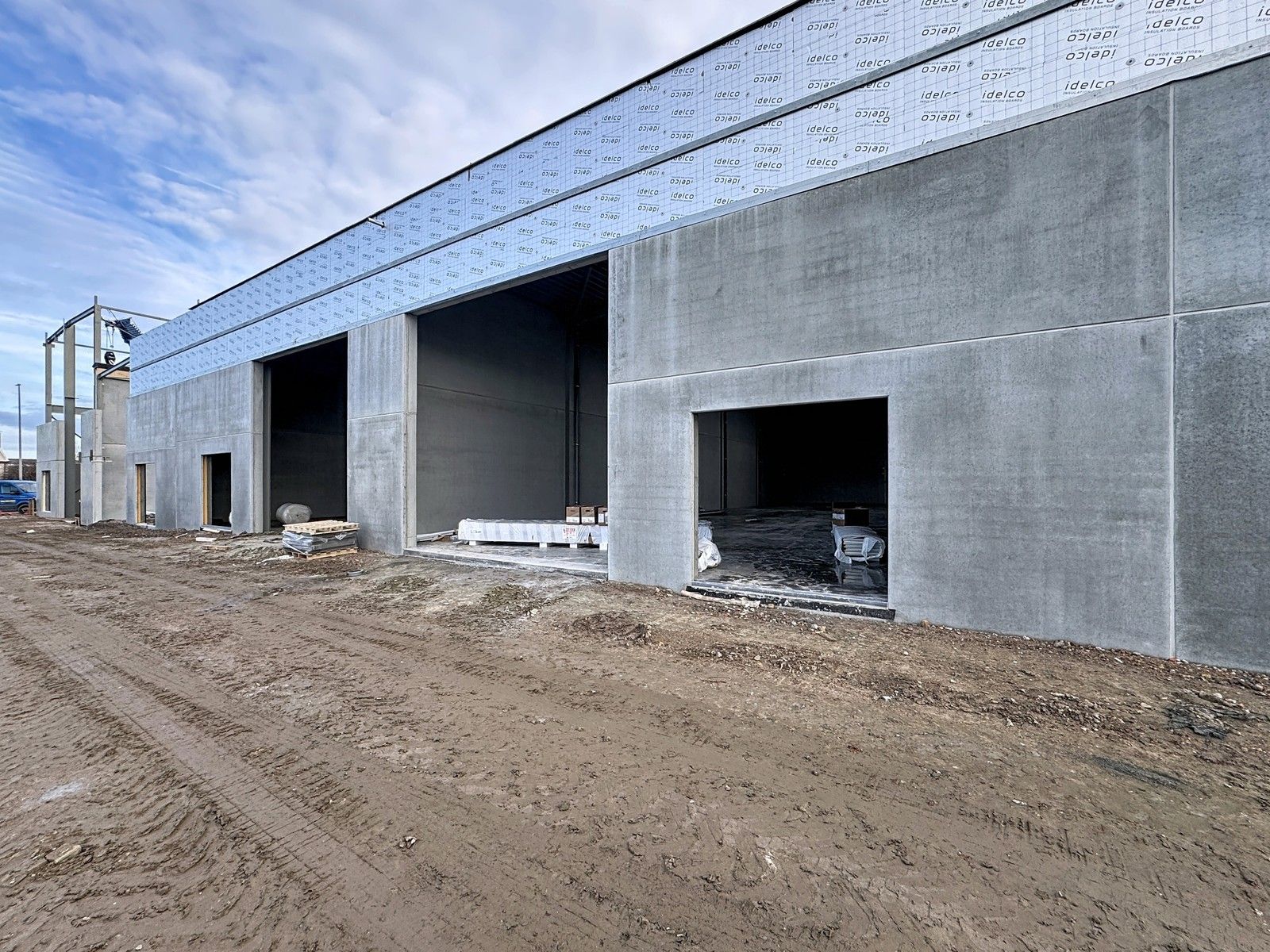 Laatste KMO-units te koop: "NB MAGAZIJN (335 m²)" inclusief 2 private PARKEERPLAATSEN op industriezone "De Schatting" te Zedelgem foto {{pictureIndex}}