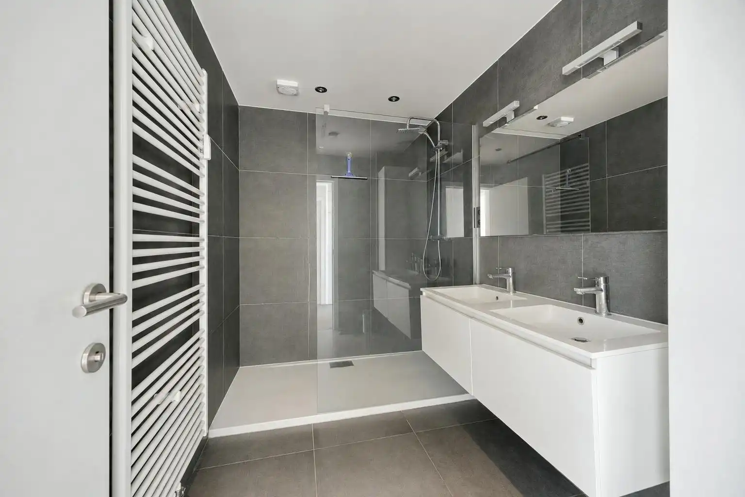 Instapklaar appartement met garagebox op toplocatie in Hasselt foto 11