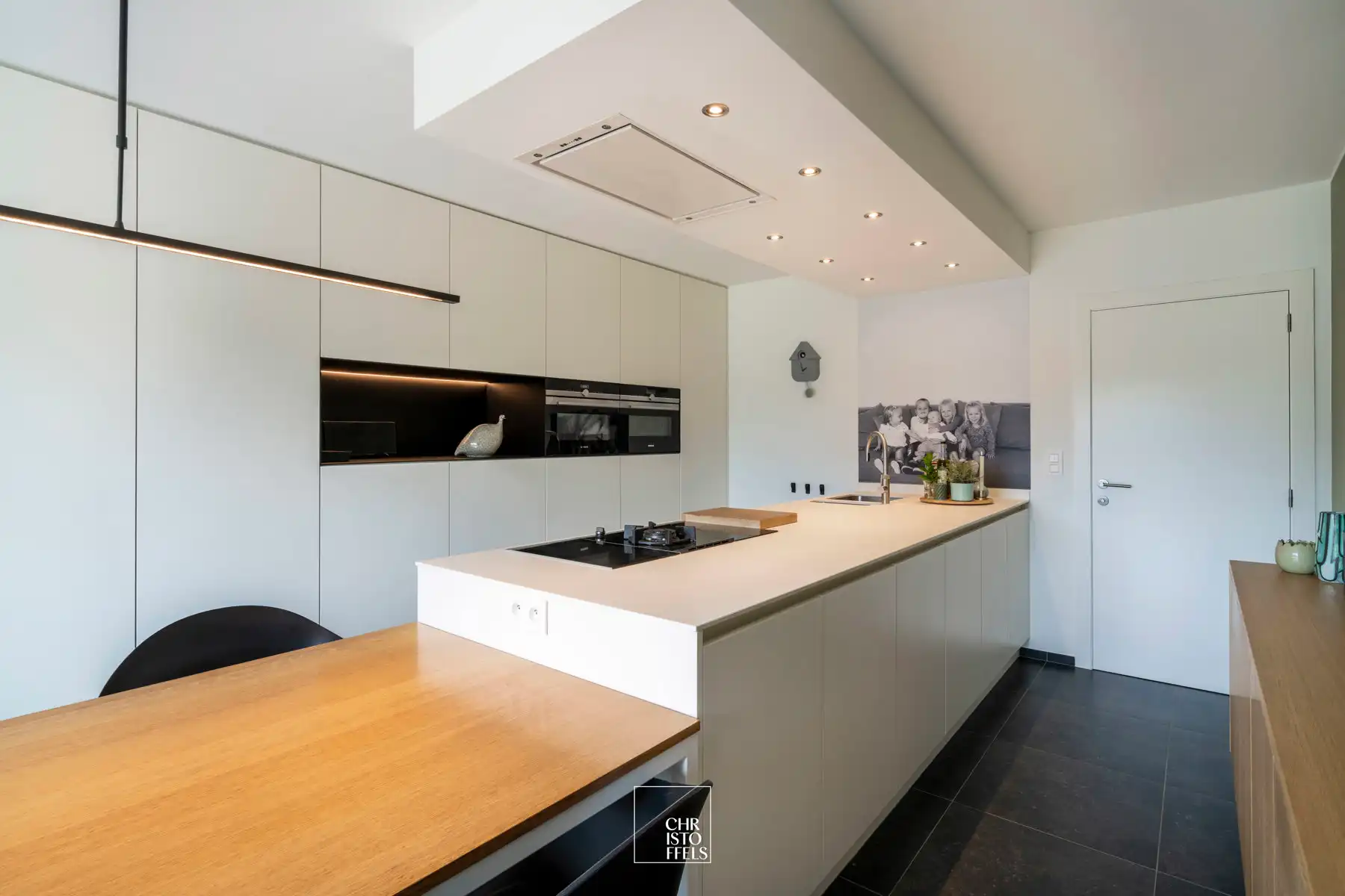 Stijlvol gerenoveerde vrijstaande woning met 3 slaapkamers en 2 badkamers op een perceel van 12a90ca!  foto 9