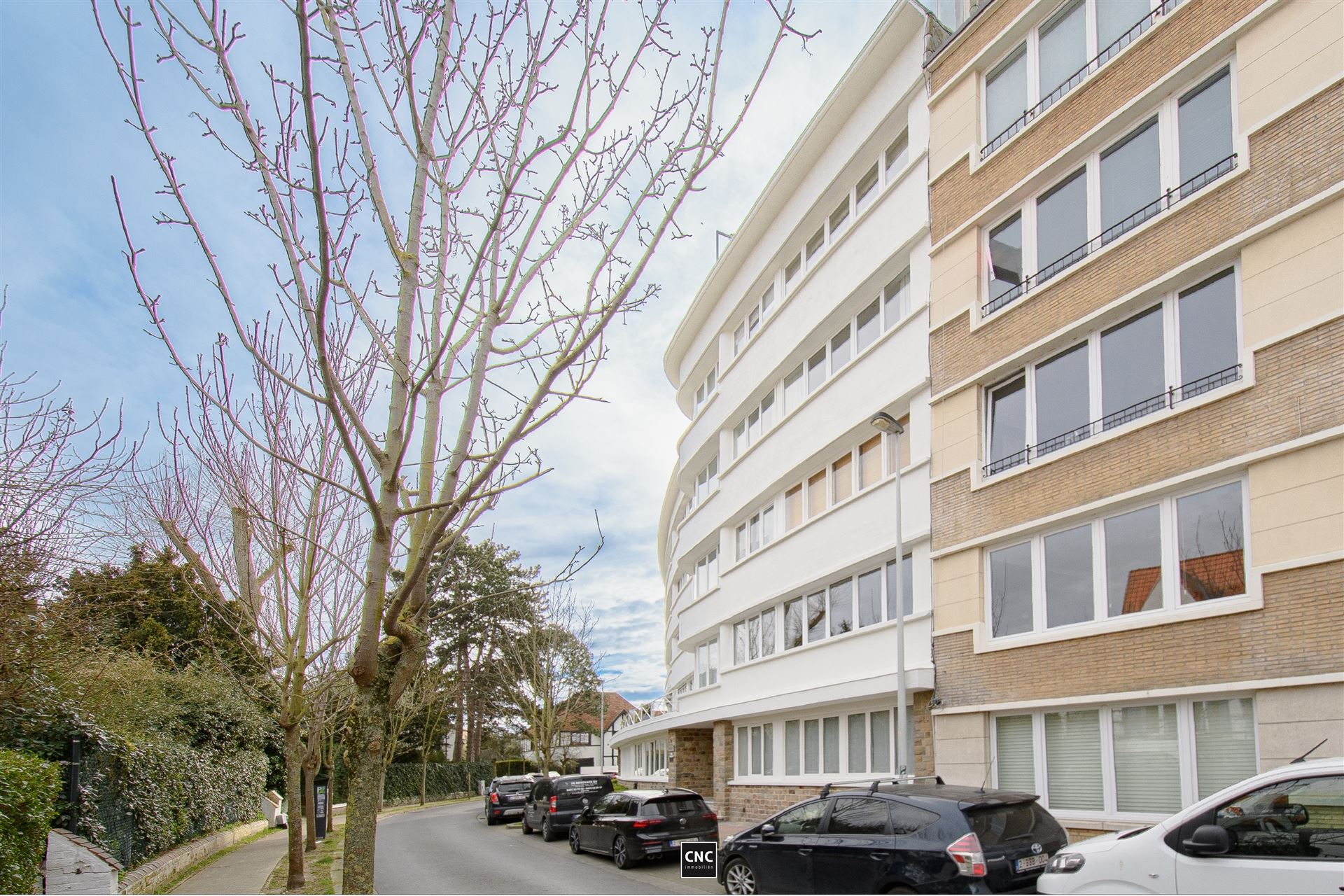 Ruim en lichtrijk appartement met zonnig terras op toplocatie in Knokke. Rustig gelegen in een karaktervolle residentie met prachtig open zicht op groen en de typische Zoute-villaatjes. foto 4