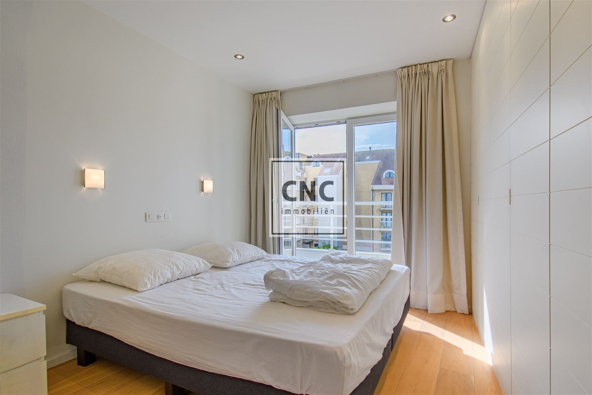 Ruim en lichtrijk appartement met zonnig terras op toplocatie in Knokke. Rustig gelegen in een karaktervolle residentie met prachtig open zicht op groen en de typische Zoute-villaatjes. foto 4