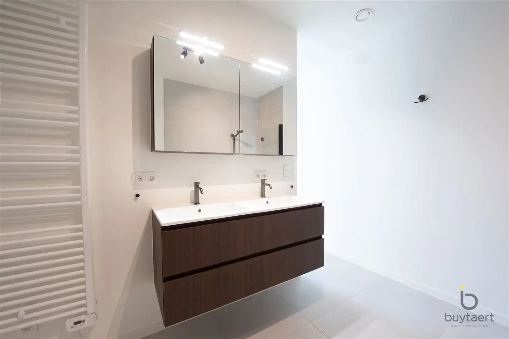 Nieuwbouw gelijkvloers appartement met twee slaapkamers, een tuin en een garage. foto 28