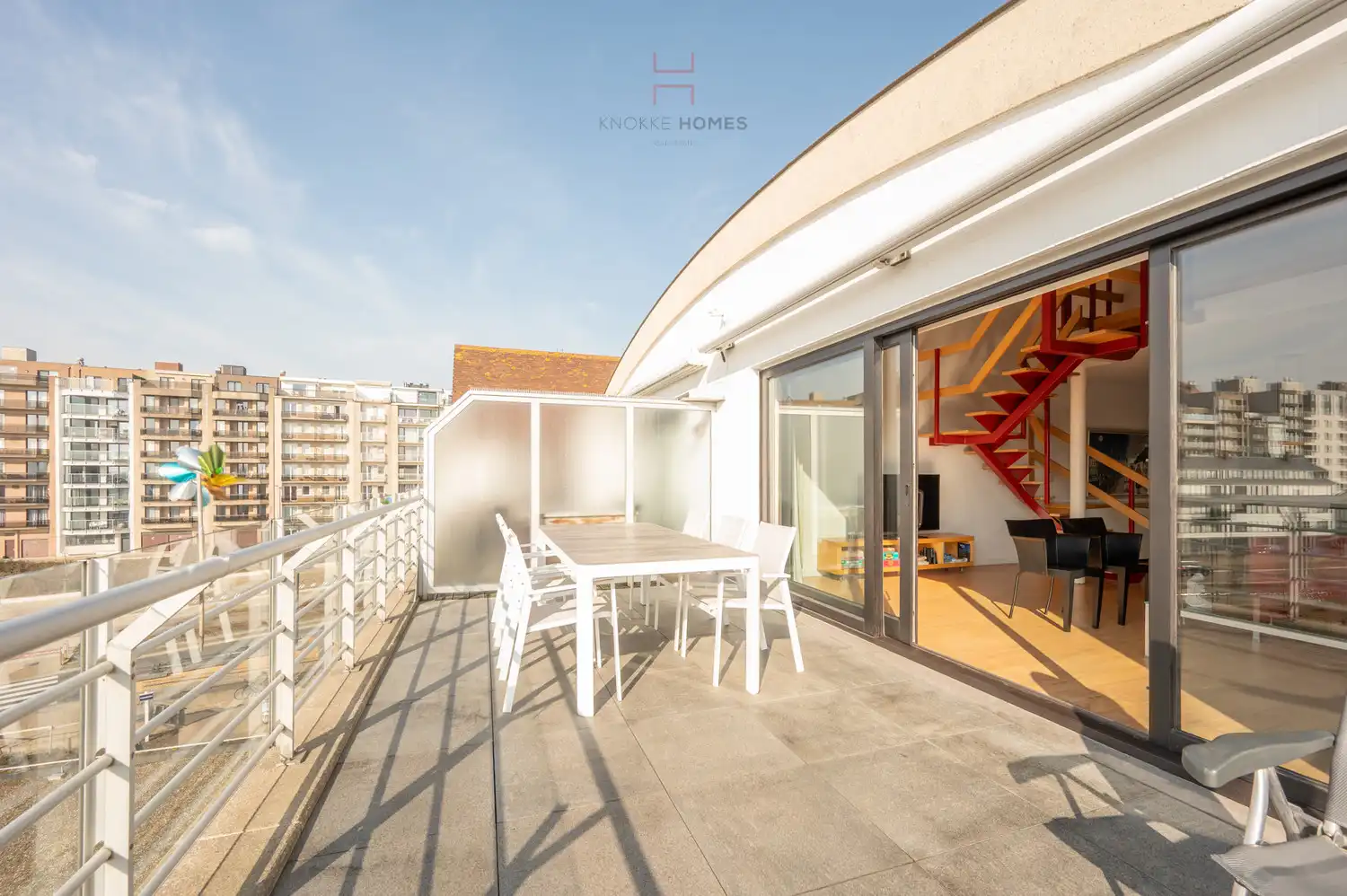 Licht en ruim duplexappartement met zonovergoten terras in Heist foto {{pictureIndex}}
